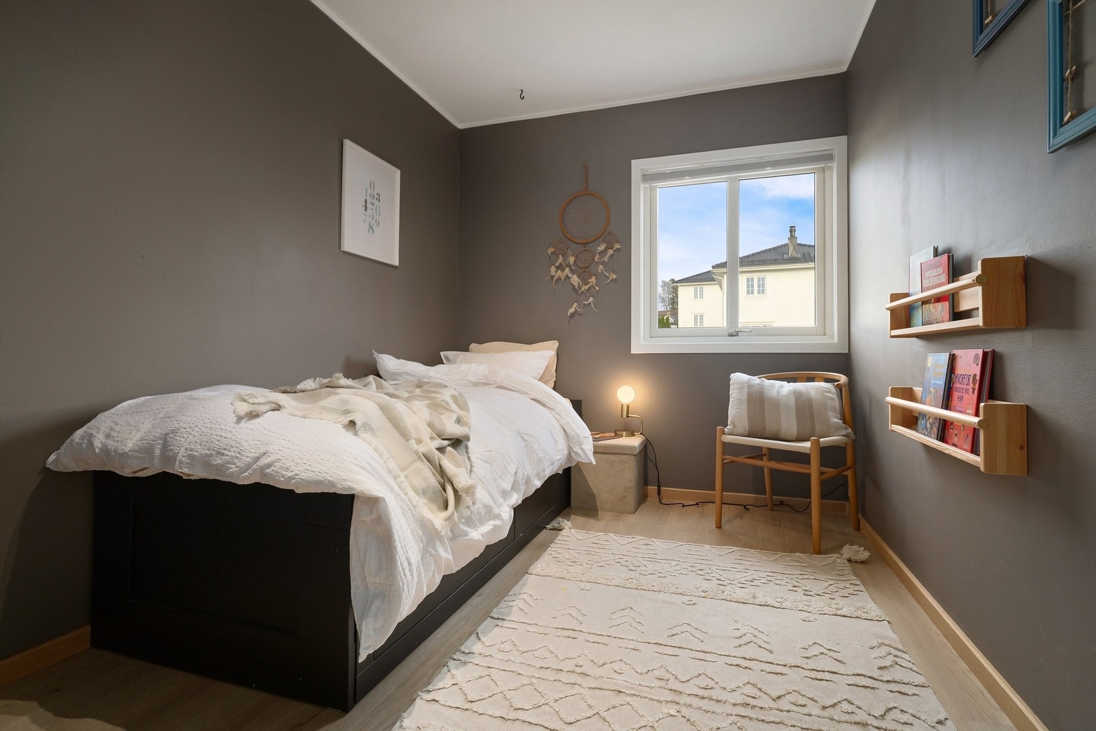 Det andre soverommet i etasjen er av god størrelse med plass til seng og nattbord. Galleribilde