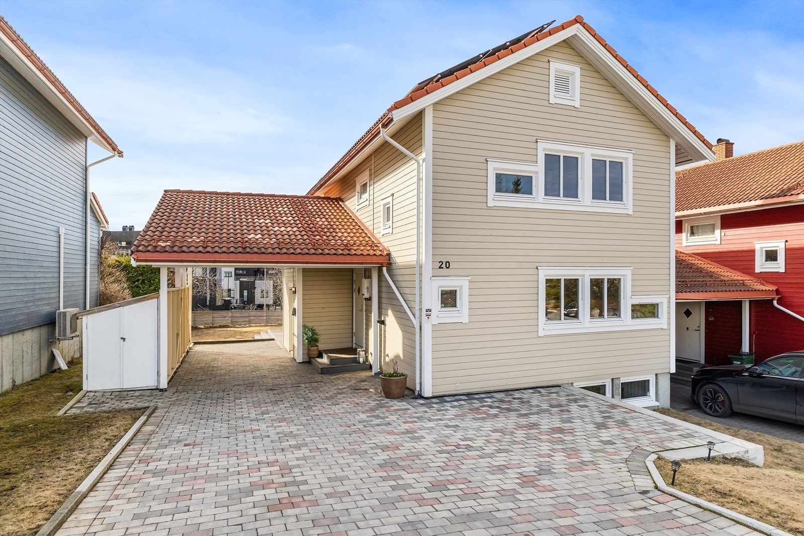 Parkering i carport gir tørrskodd adkomst til boligen. Gårdsplassen har varmekabler, lagt i 2023. Galleribilde