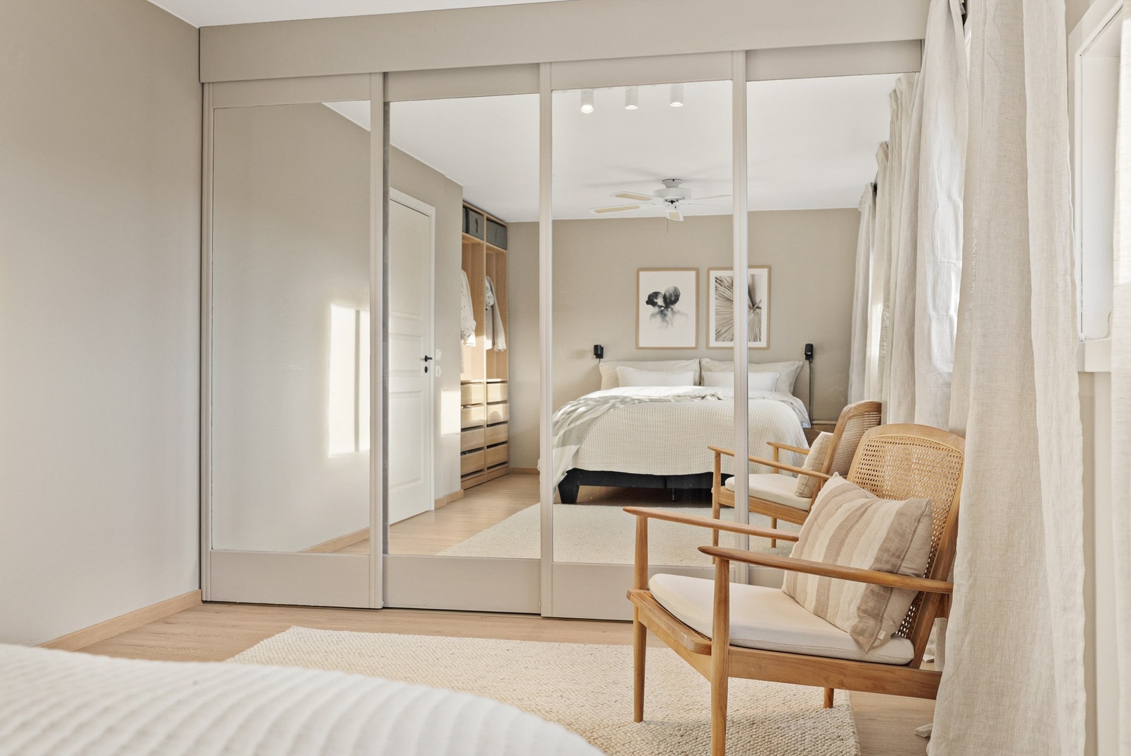 Det er rikelig med oppbevaringsplass i en romslig skyvedørsgarderobe med speilfonter. Galleribilde