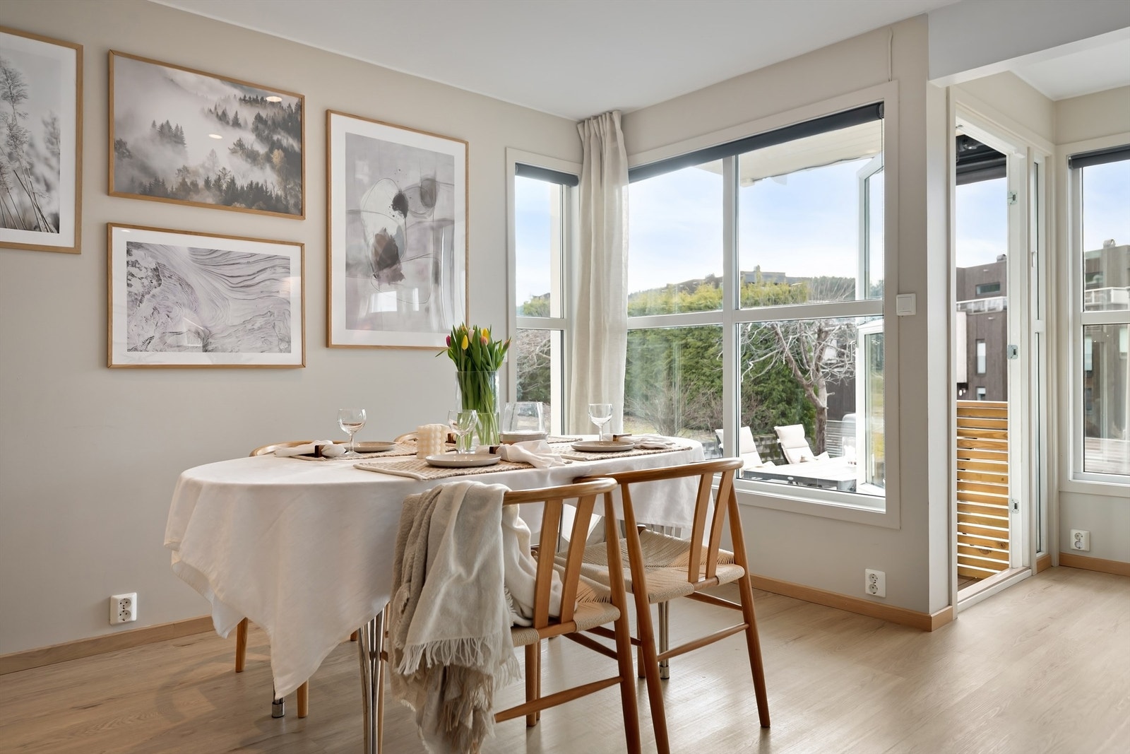 De store vinduene gir en fin kontakt med uteområdet. Herfra er det utgang til den solrike uteplassen. Galleribilde