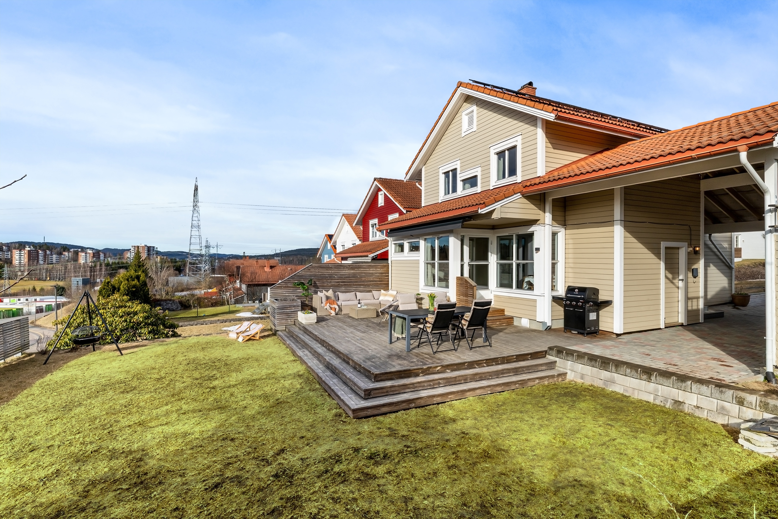 Terrassen er vestvendt og har svært gode solforhold, med en stor hage i direkte tilknytning til boligen. Galleribilde