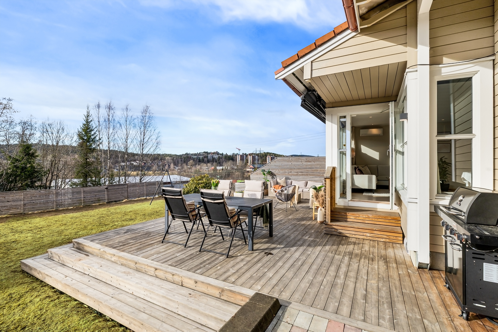 Direkte utgang fra stuen til terrassen og hagen gjør at man enkelt kan farte inn og ut som man ønsker på sommerhalvåret. Galleribilde
