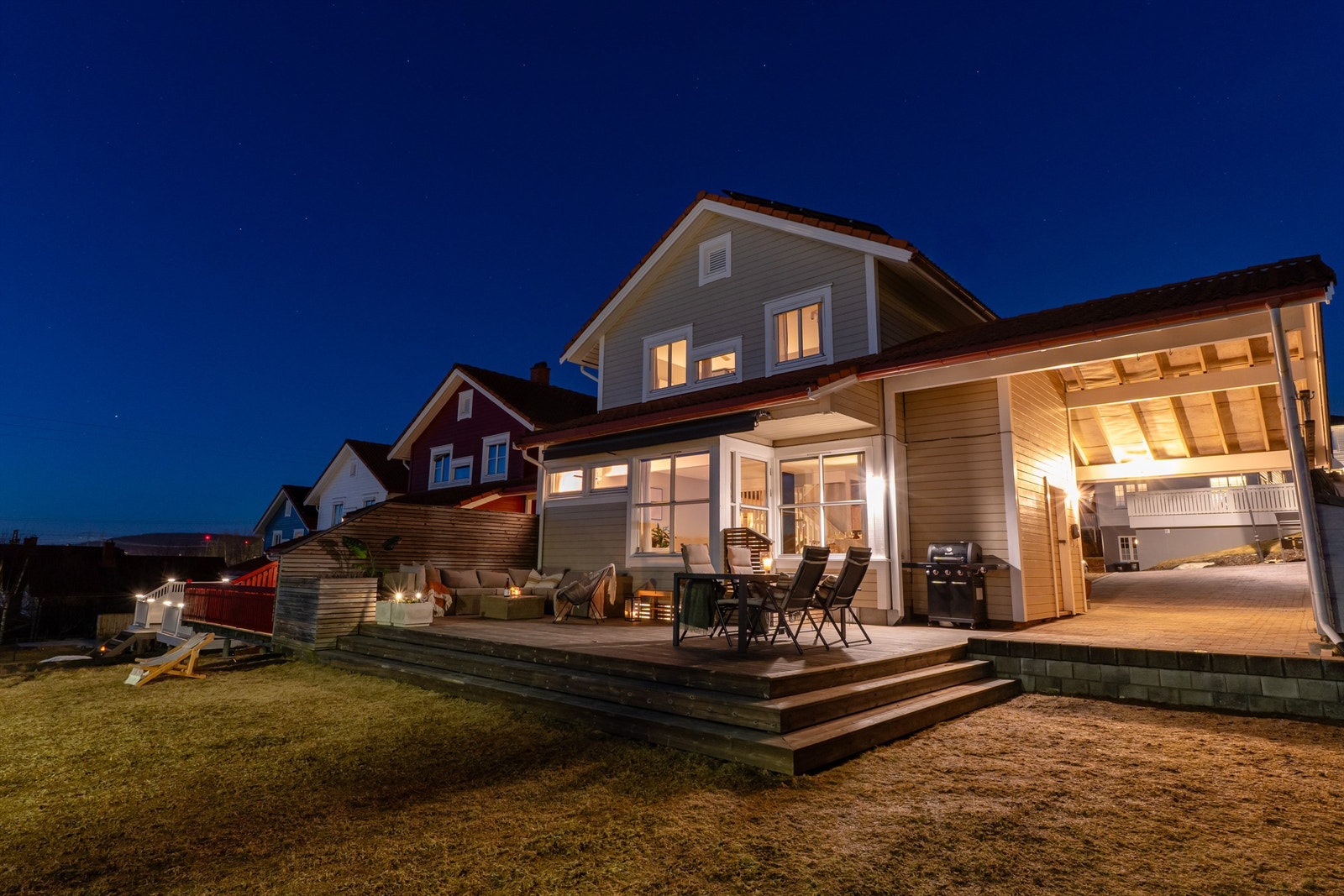 Boligen er en kjedet enebolig over 3 romslige plan med stor hage, carport, vestvendt terrasse og gårdsplass med varmekabler. Galleribilde