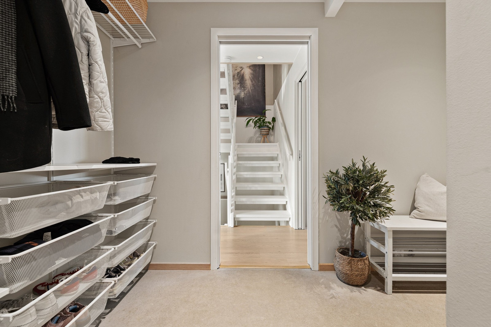 Fra entréen kommer man videre til den malte tretrappen som binder etasjene sammen. Trappen ble malt i 2020. Galleribilde