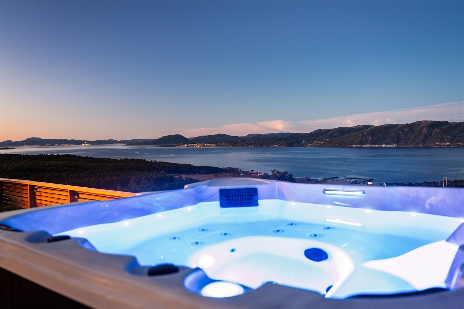 Nyt den fantastiske utsikten direkte fra jacuzzien Galleribilde
