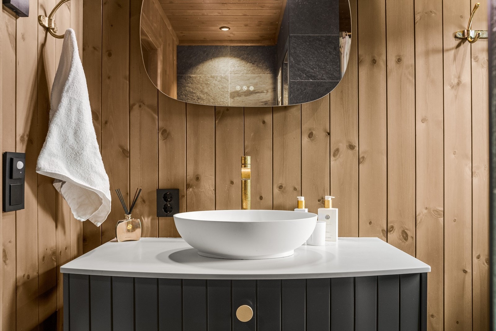 Enkel eleganse preger dette badet Galleribilde