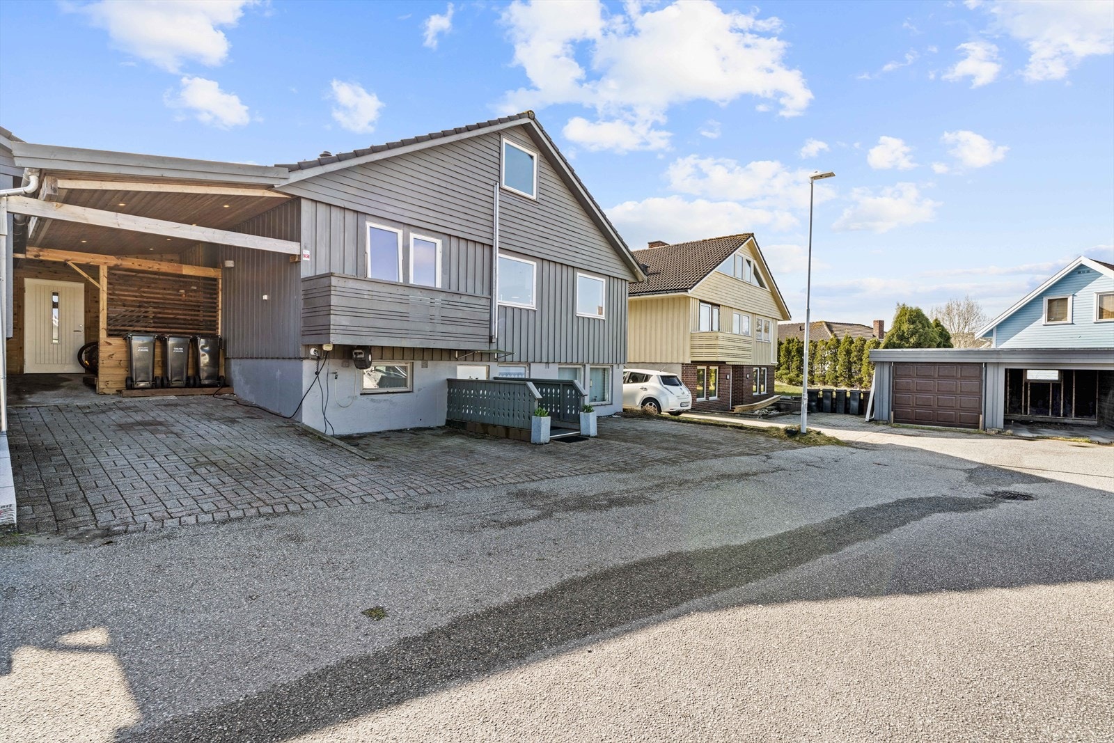 Et nabolag som kombinerer fredelige og trygge rammer med nærhet til alt en aktiv familie trenger. Her bor du i et veletablert boligområde preget av lite trafikk og et godt naboskap. Galleribilde