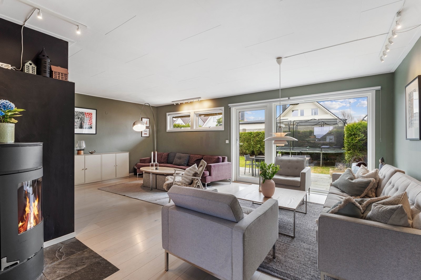 Stuen er romslig og med utgang til terrasse og solrik hage Galleribilde