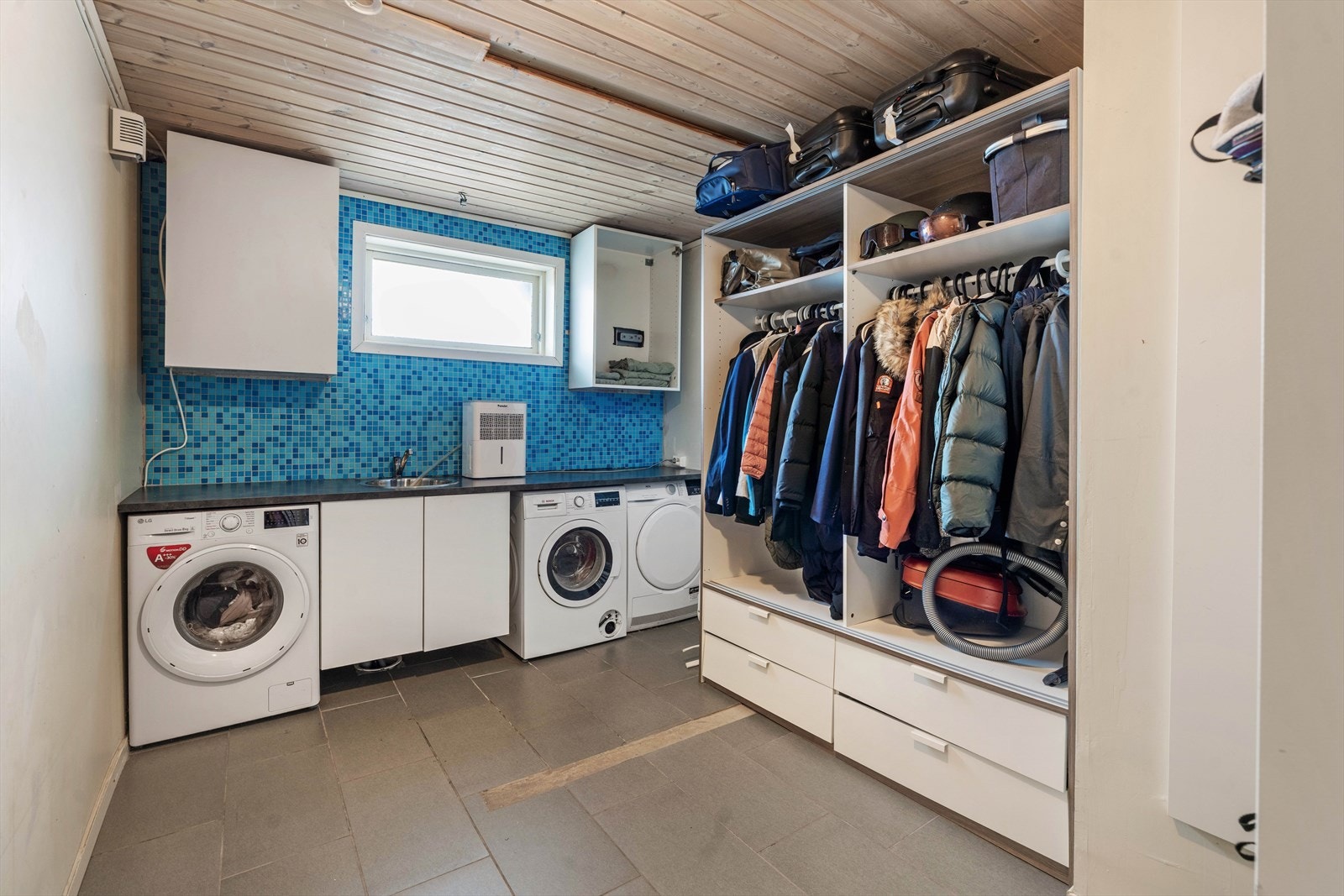 Praktisk vaskerom med god oppbevaringsplass Galleribilde