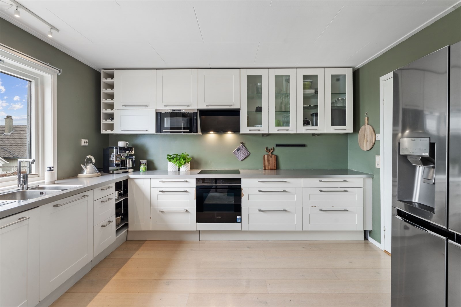 Svært god skap- og benkeplass Galleribilde