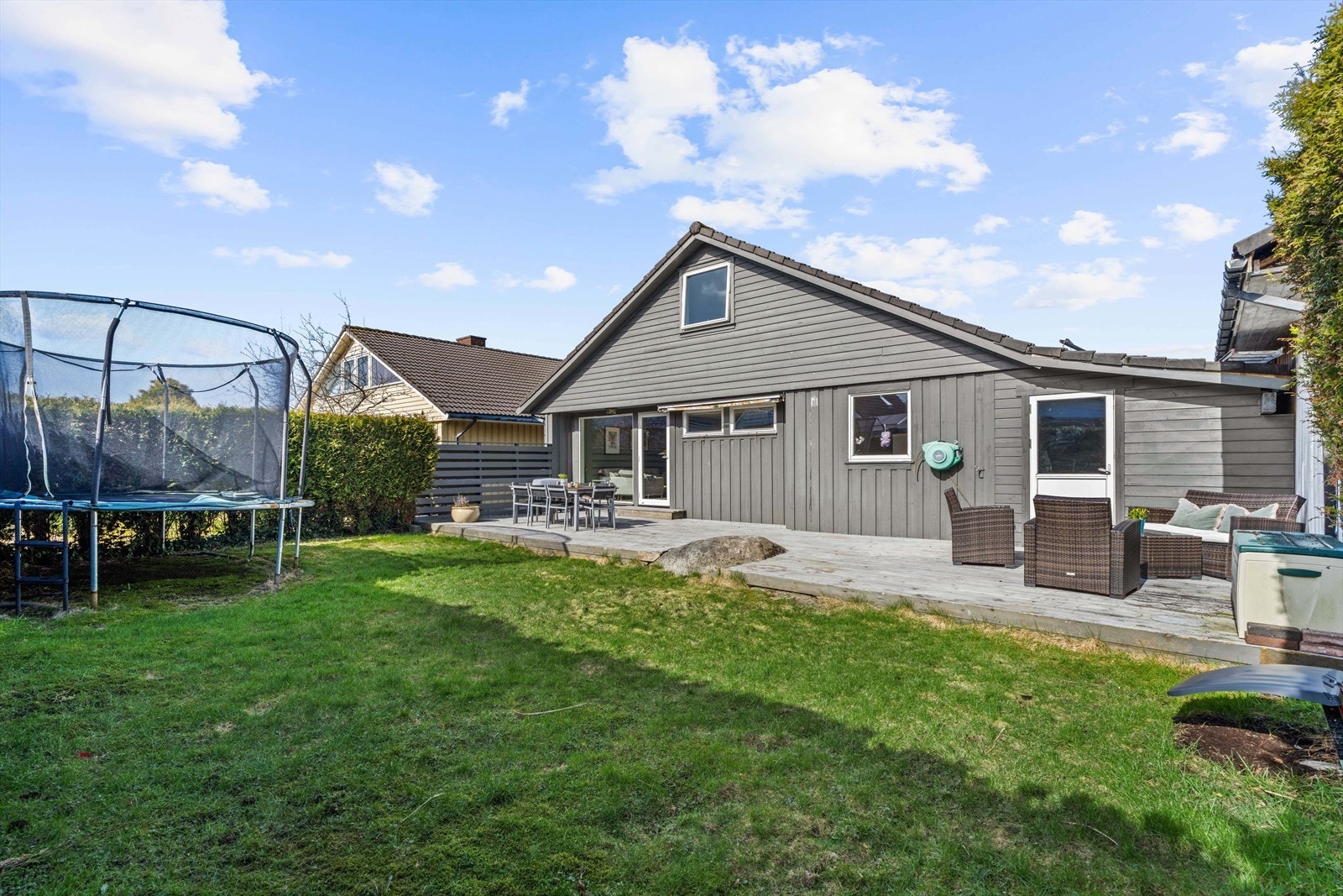 EiendomsMegler 1 v/Jorunn Riise presenterer Uranveien 6 - Innholdsrik enebolig over 3 plan med meget attraktiv og barnevennlig beliggenhet. Foto: Martin Nordbø Galleribilde