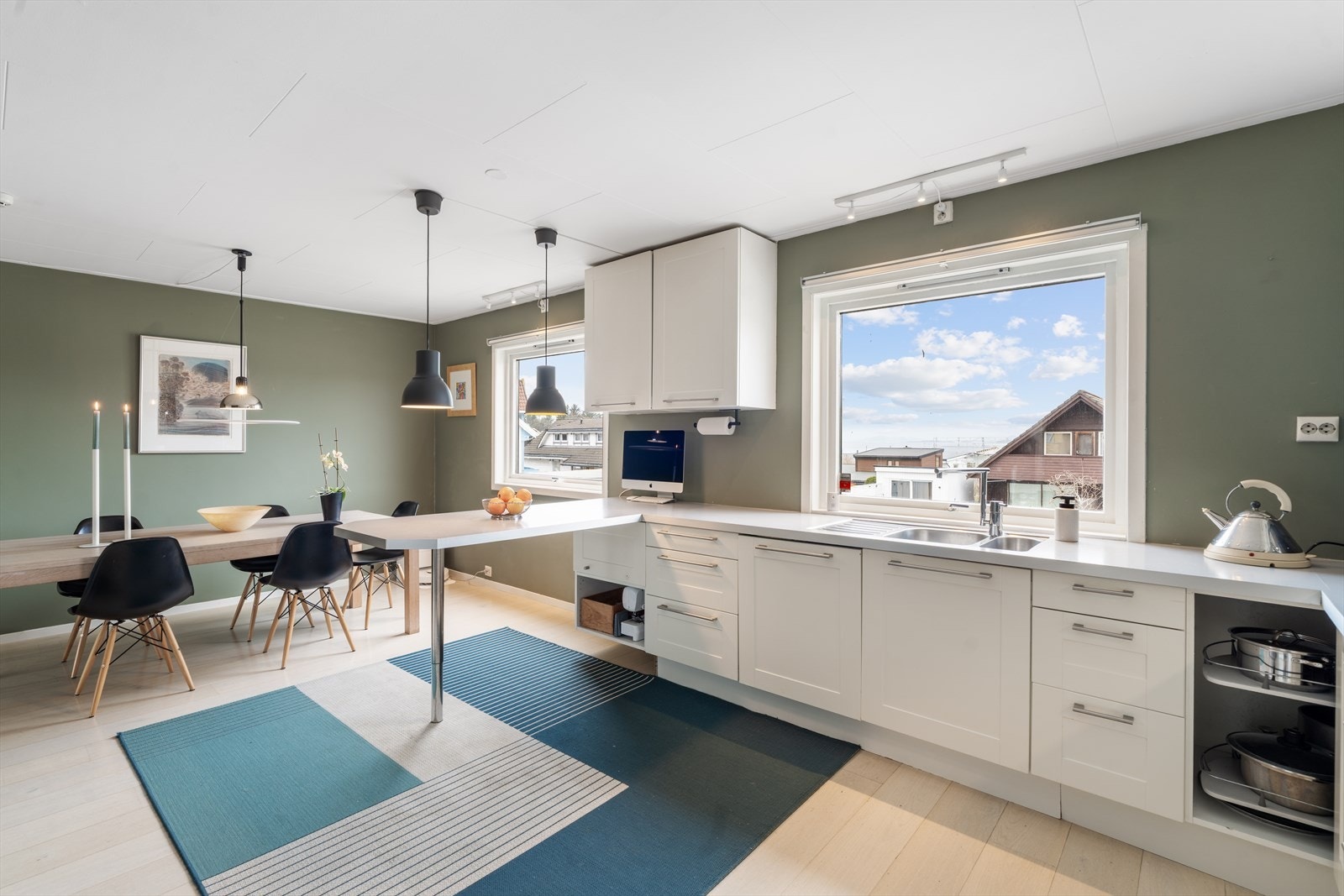 Det er god plass til spisebordsmøbler og sjøutsikt! Galleribilde