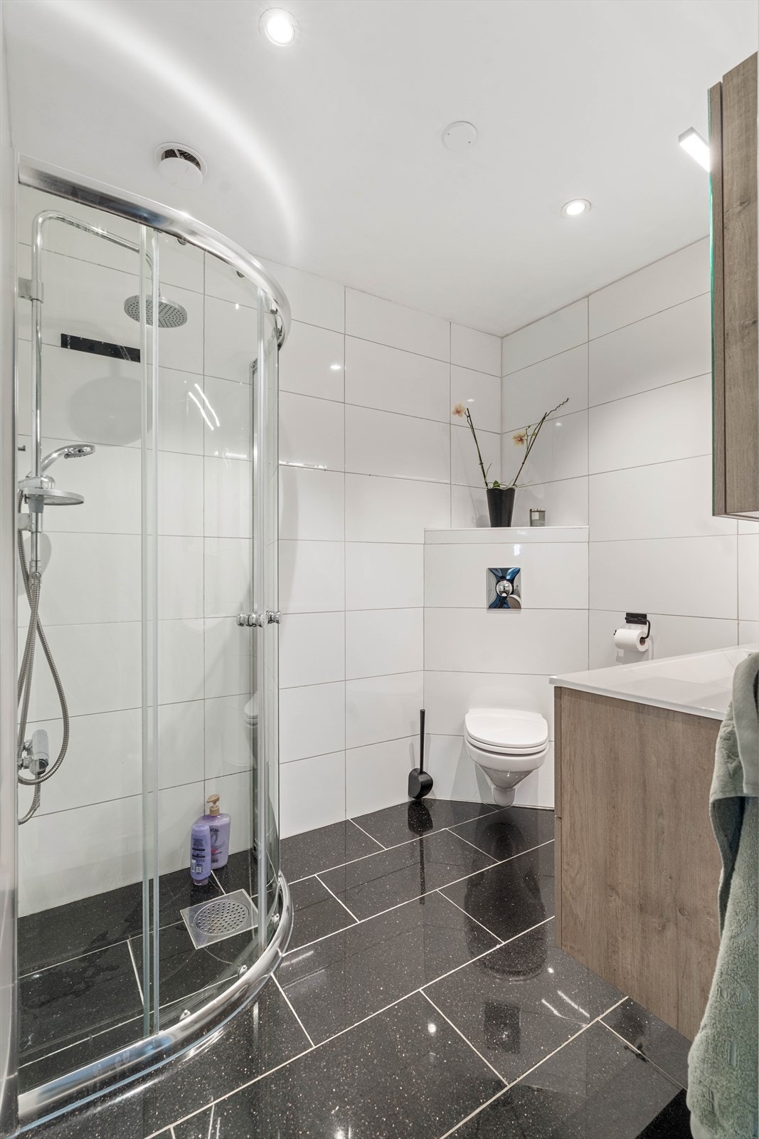 Pent bad med fliser på gulv Galleribilde