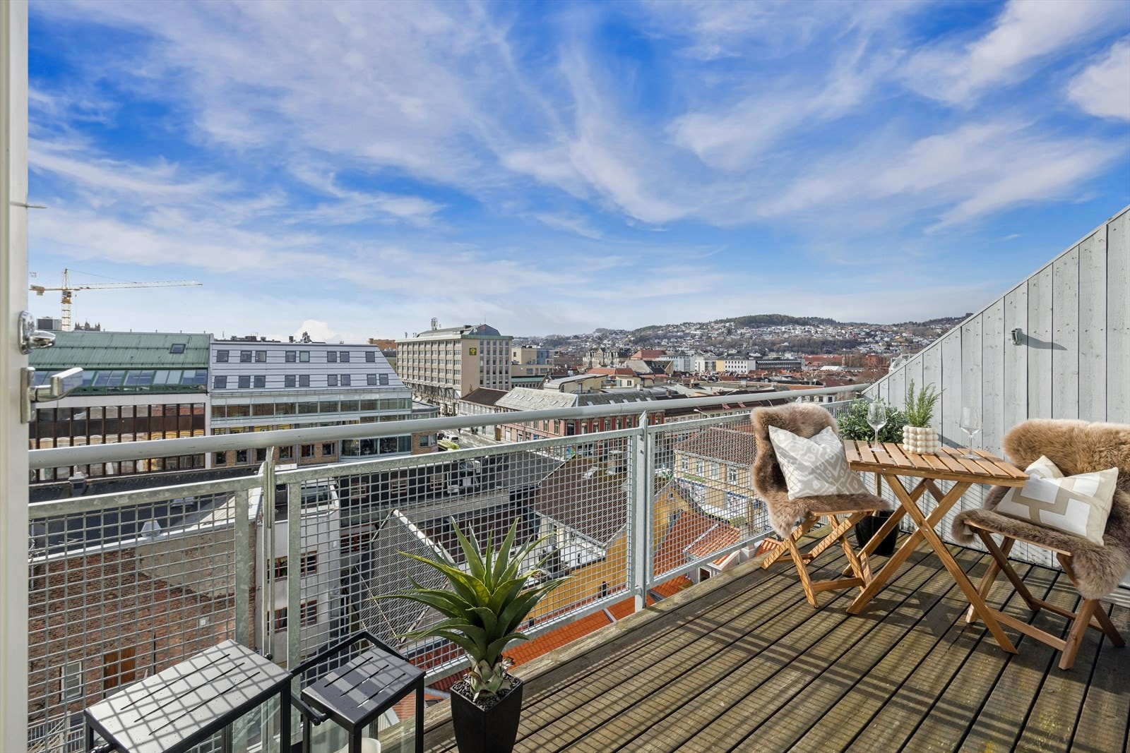 Fra stuen er det utgang til romslig balkong på ca. 6,5 m² med god plass til ønsket utemøblement. Galleribilde