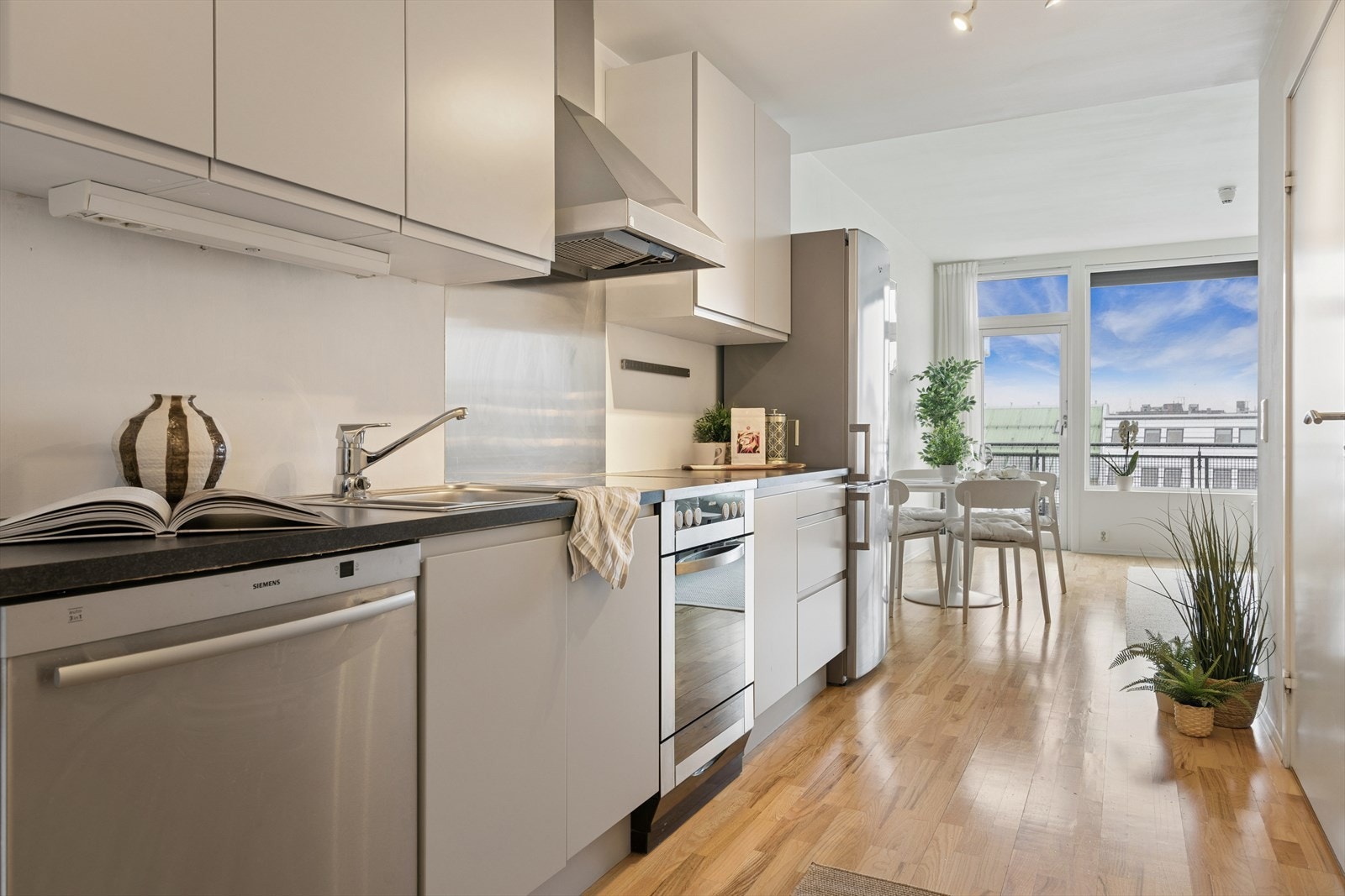 Nytt kjøkken fra 2024. Kjøkkenet er vurdert til tilstandsgrad 1 av bygningssakkyndig, noe som viser at det er i god teknisk stand. Galleribilde