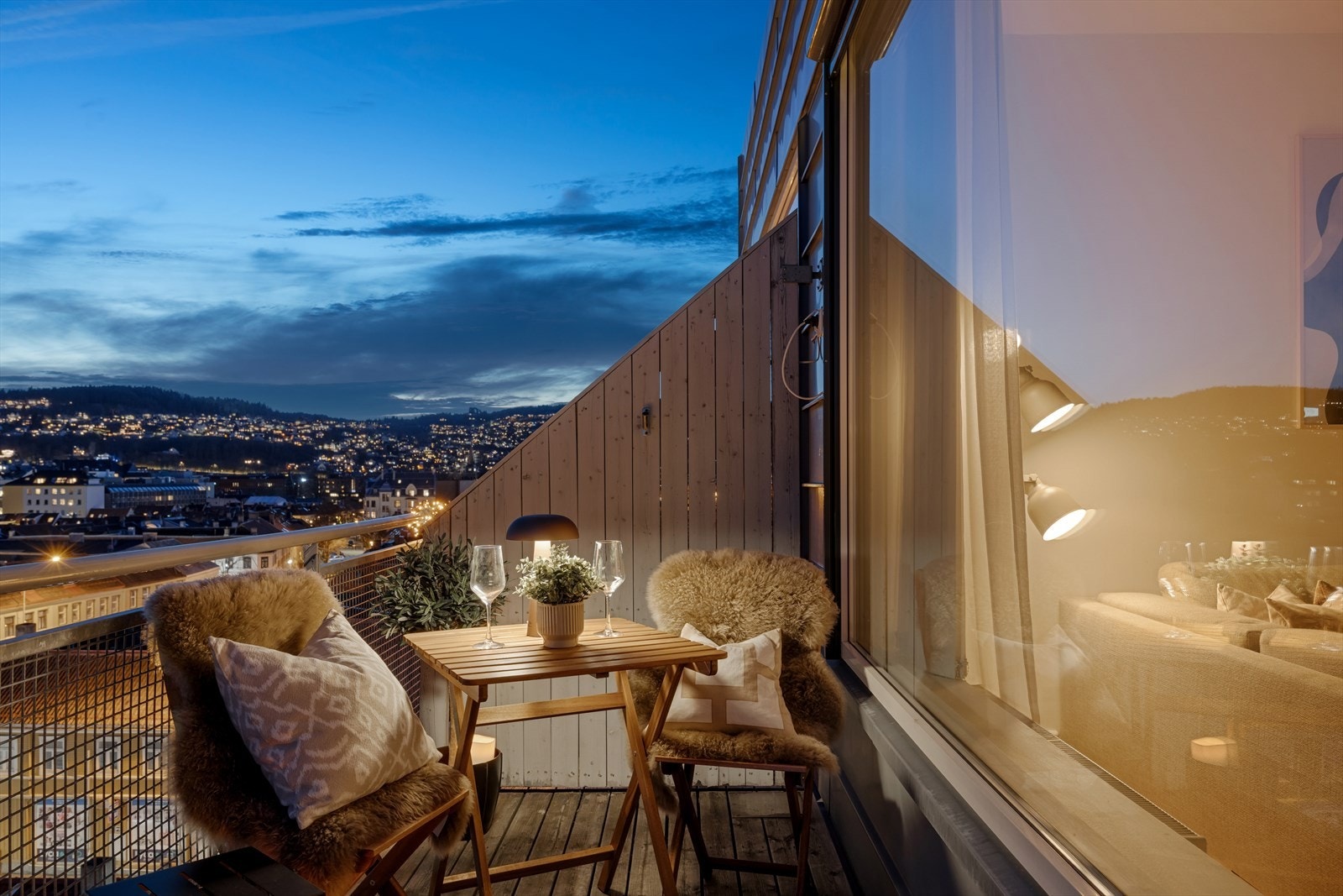 Siden leiligheten ligger i byggets 7. etasje har man fra balkongen en helt spesiell utsikt over hele byen. Galleribilde