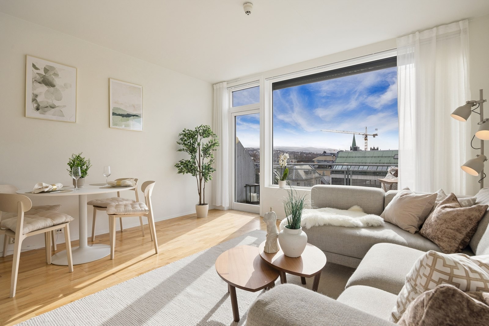 Store vindusflater som gir mye naturlig lysinnslipp og bidrar til en behagelig romfølelse. Galleribilde