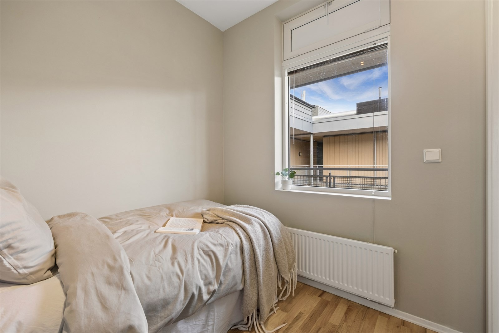 Det er også lite trafikk på den siden, så soverommet oppleves både stille og rolig. Galleribilde