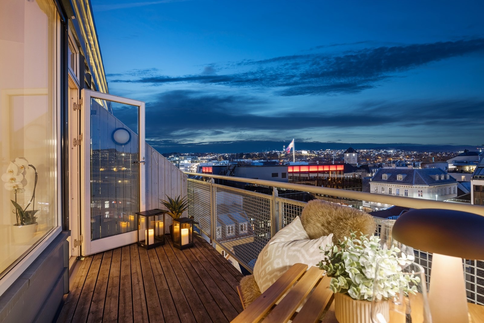 En kort spasertur over Blomsterbrua tar deg til Nedre Elvehavn/Solsiden, kjent for sitt mangfold av restauranter, caféer, butikker og et pulserende uteliv. Galleribilde