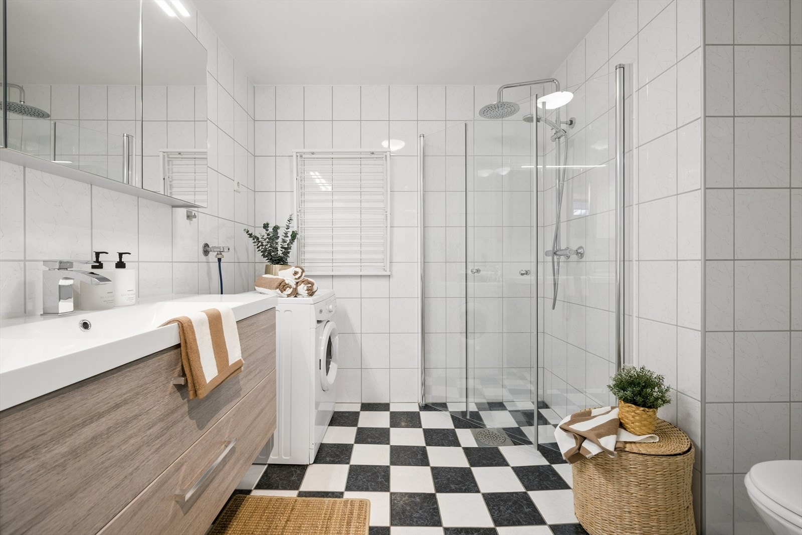 Lyst og innbydende baderom med flislagte overflater og varmekabler i gulvet. Galleribilde