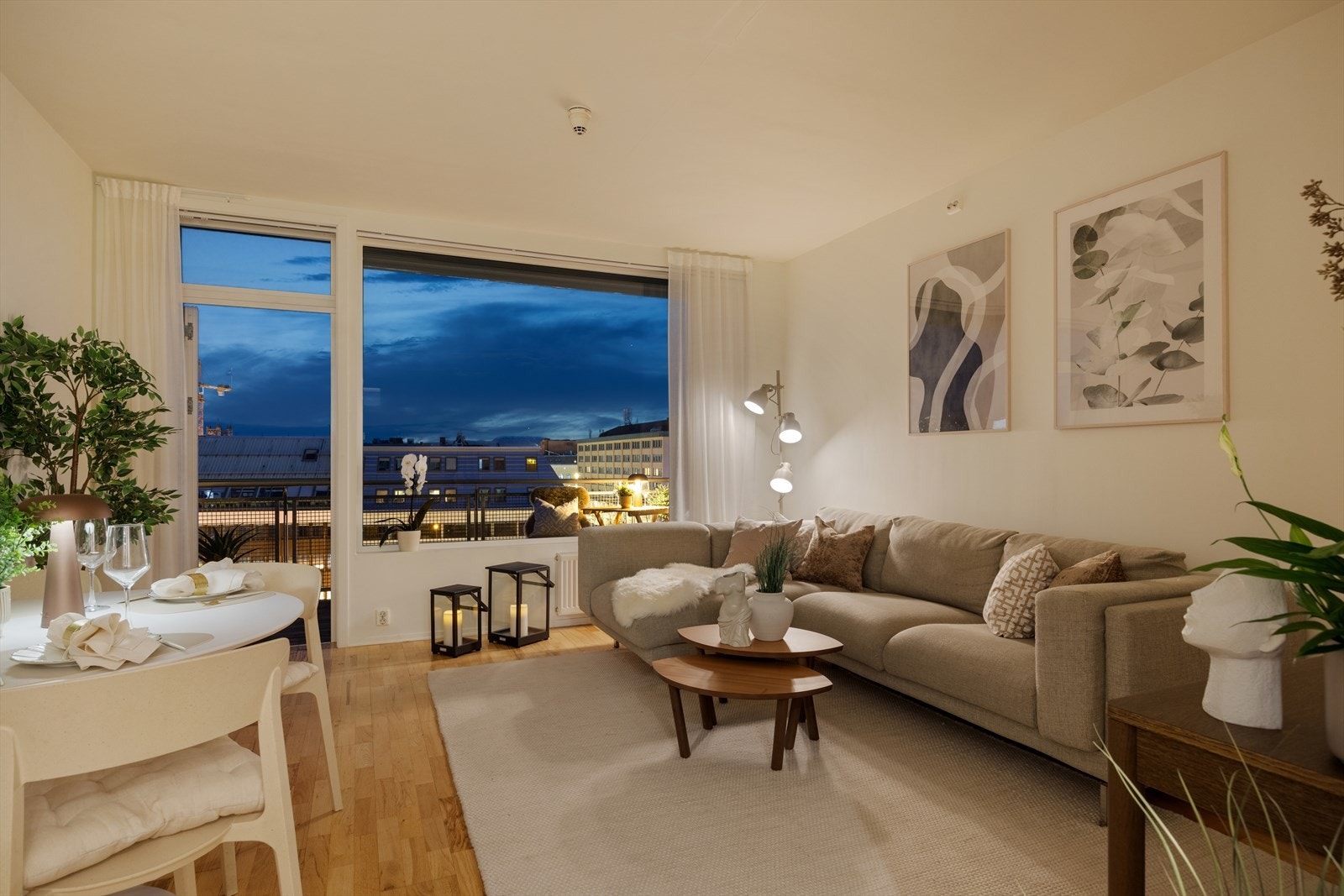 Det er installert elektrisk solskjerming, slik at man enkelt kan regulere lys og temperatur for å gjøre det komfortabelt inne på solrike dager. Galleribilde