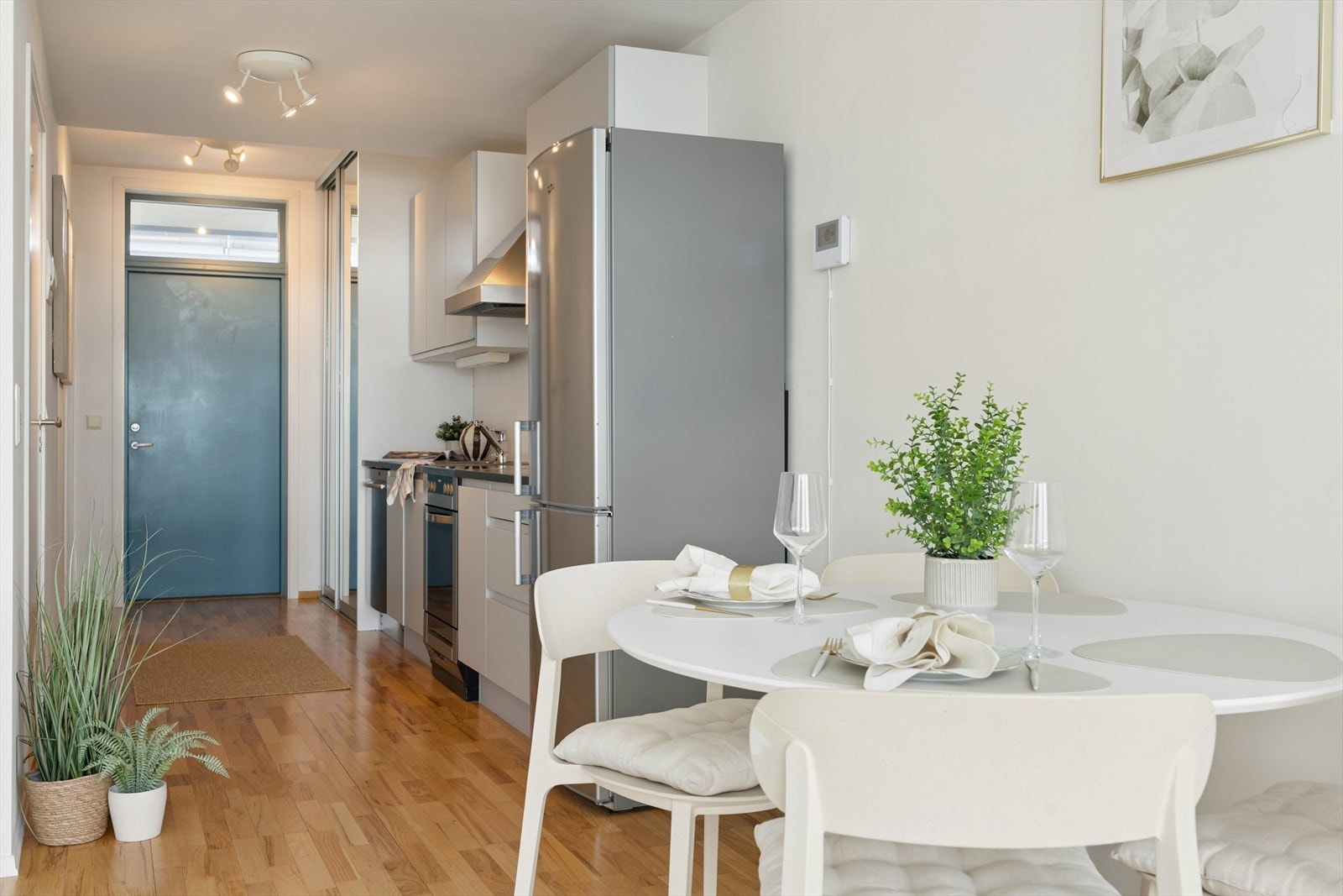 Lys entré med garderobeskap. Her har du god plass til å henge ytterbekledning. Galleribilde