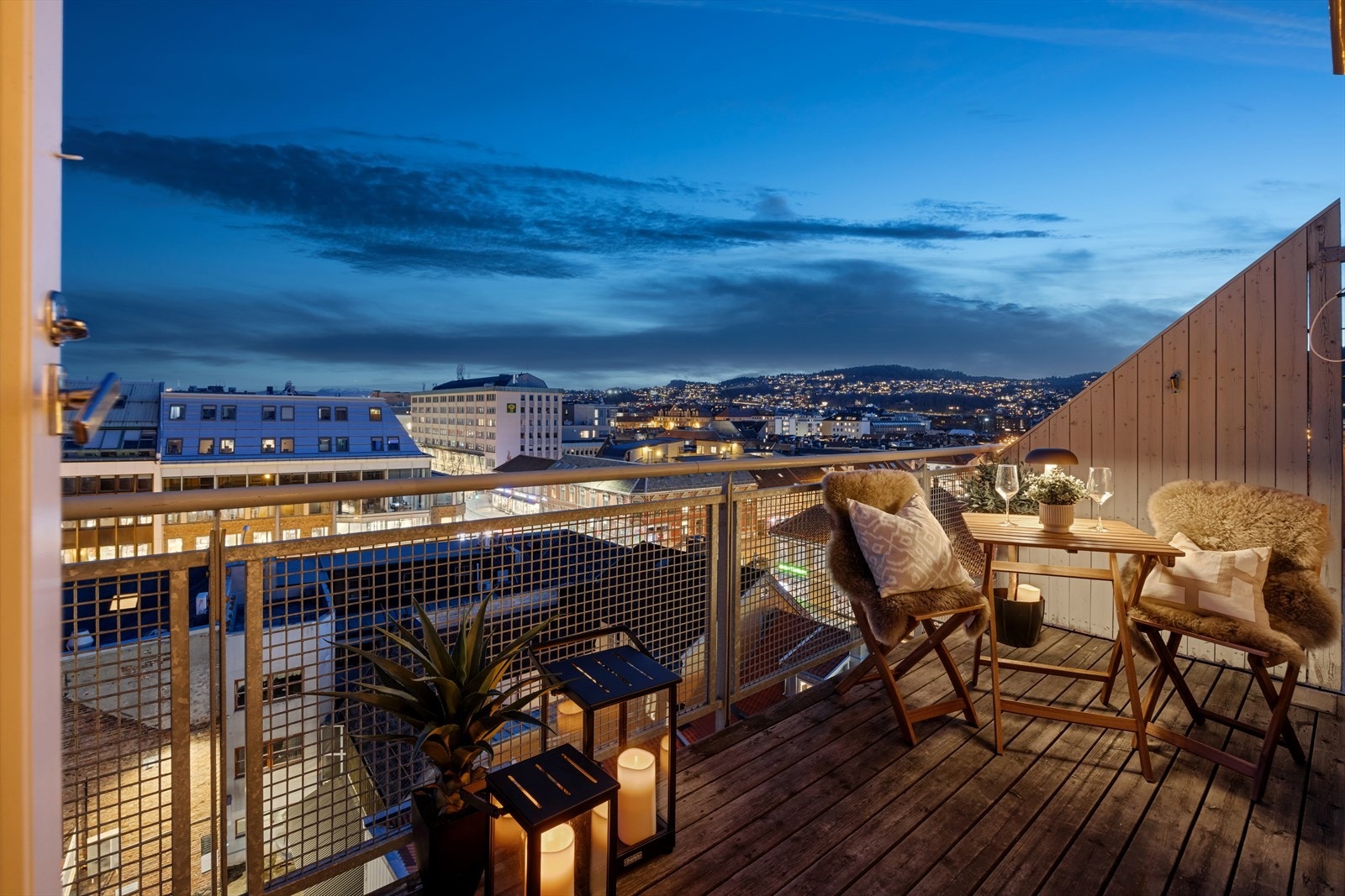 Balkongen er sørvendt, og i følge selger har man sol ca. fra 09:00 til 19:00 på midtsommeren. Galleribilde