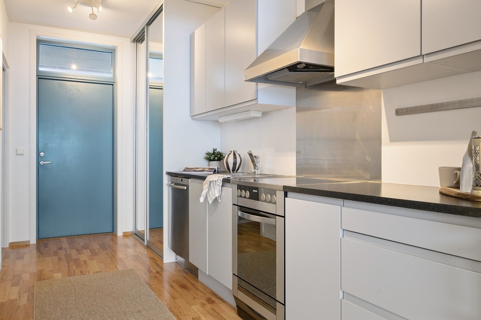 Smakfullt kjøkken, med mye benk- og skapplass som gjør det enkelt for oppbevaring. Galleribilde