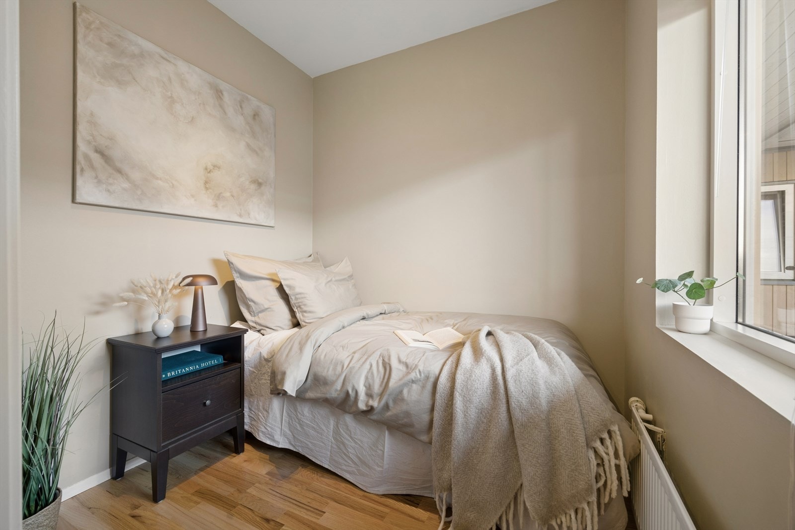 Soverommet vender mot motsatt side av solen, noe som gjør at rommet holder seg kjølig. Galleribilde