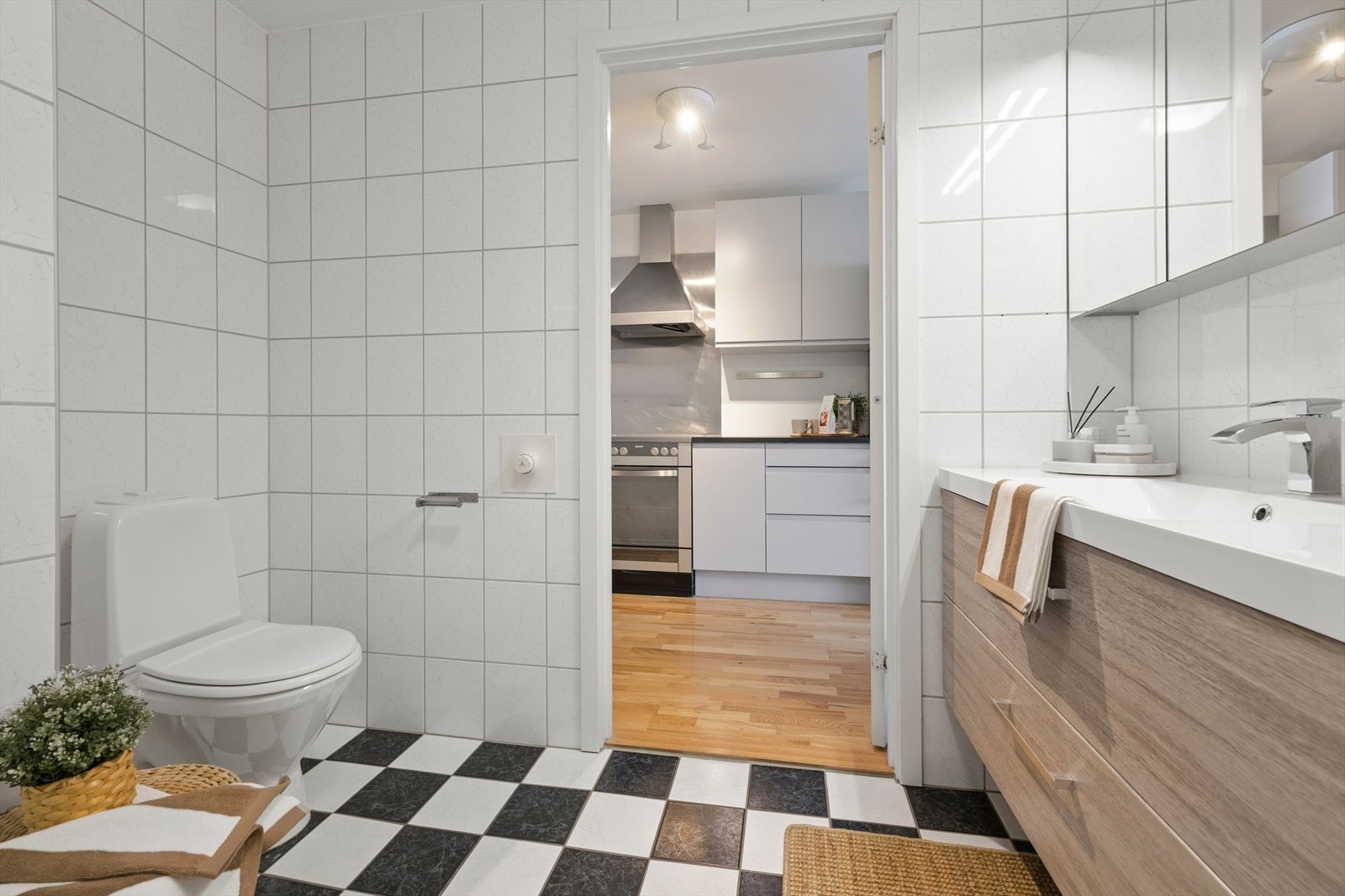 Videre er baderommet innredet med veggmontert toalett, dusjhjørne med innsvingbare dører for maskimal utnyttelse av rommet, innredning med nedfelt servant og overhengt speilskap. Baderomsinnredningen ble oppgradert i 2023. Galleribilde