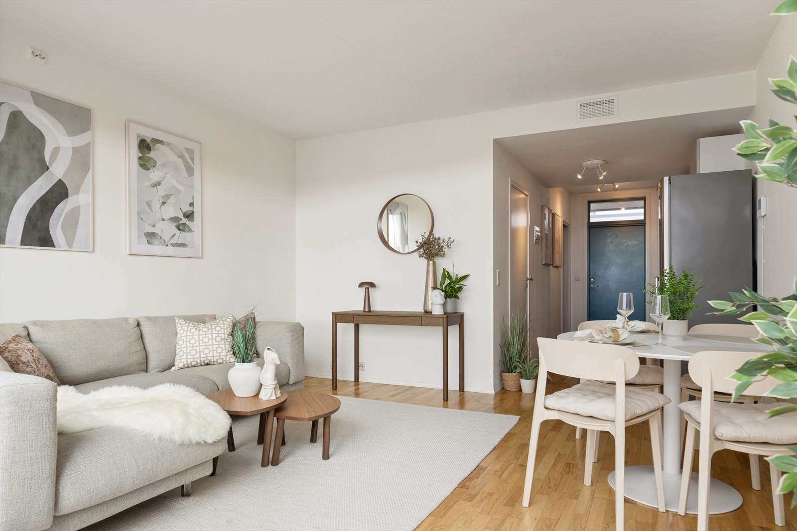 Stue og kjøkken er i en åpen løsning. Den gjennomtenkte planløsningen skaper naturlige soner for møblering. Galleribilde