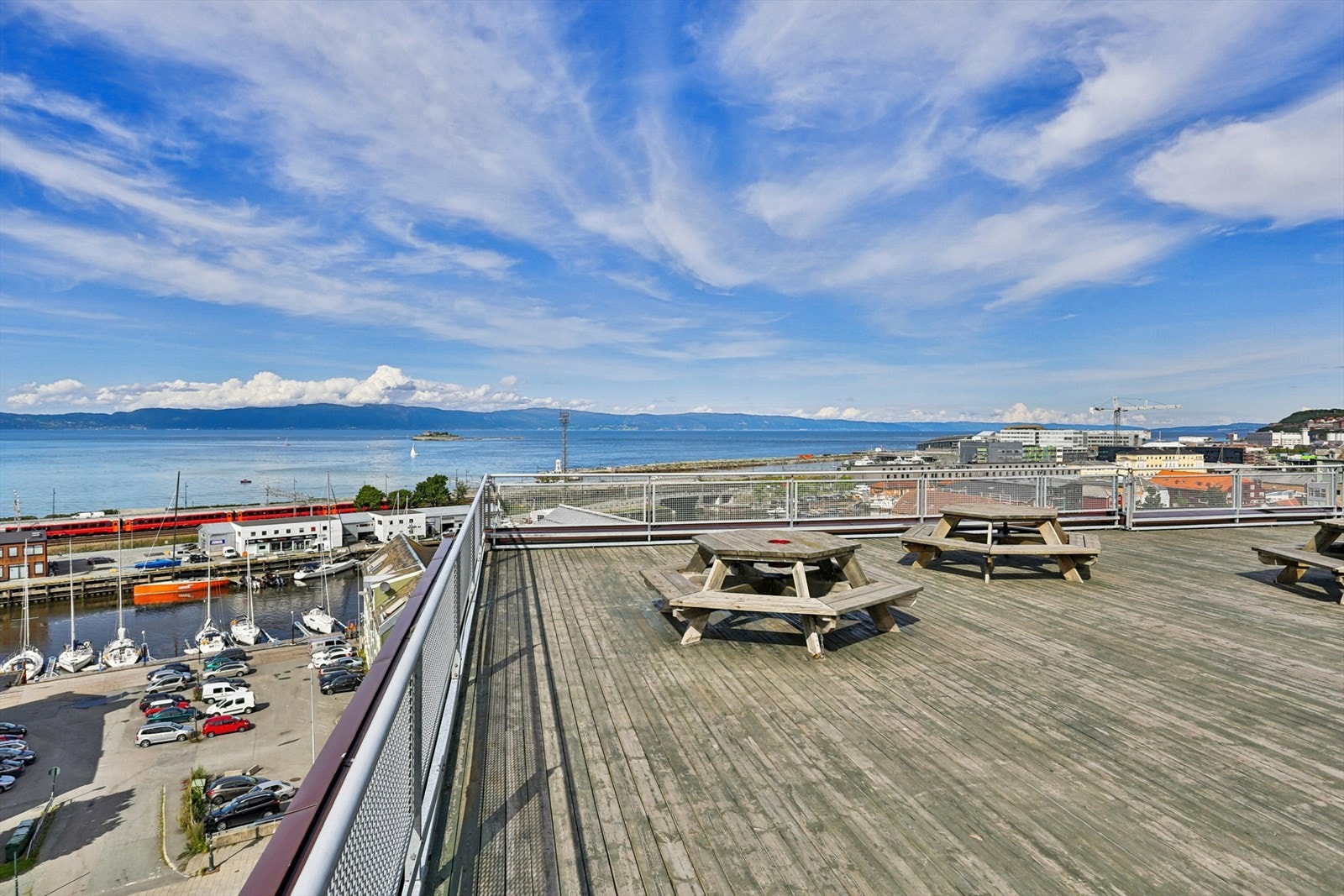 Borettslaget har i en felles takterrasse på ca. 350 m² og 360 graders utsikt over Trondheim. Galleribilde