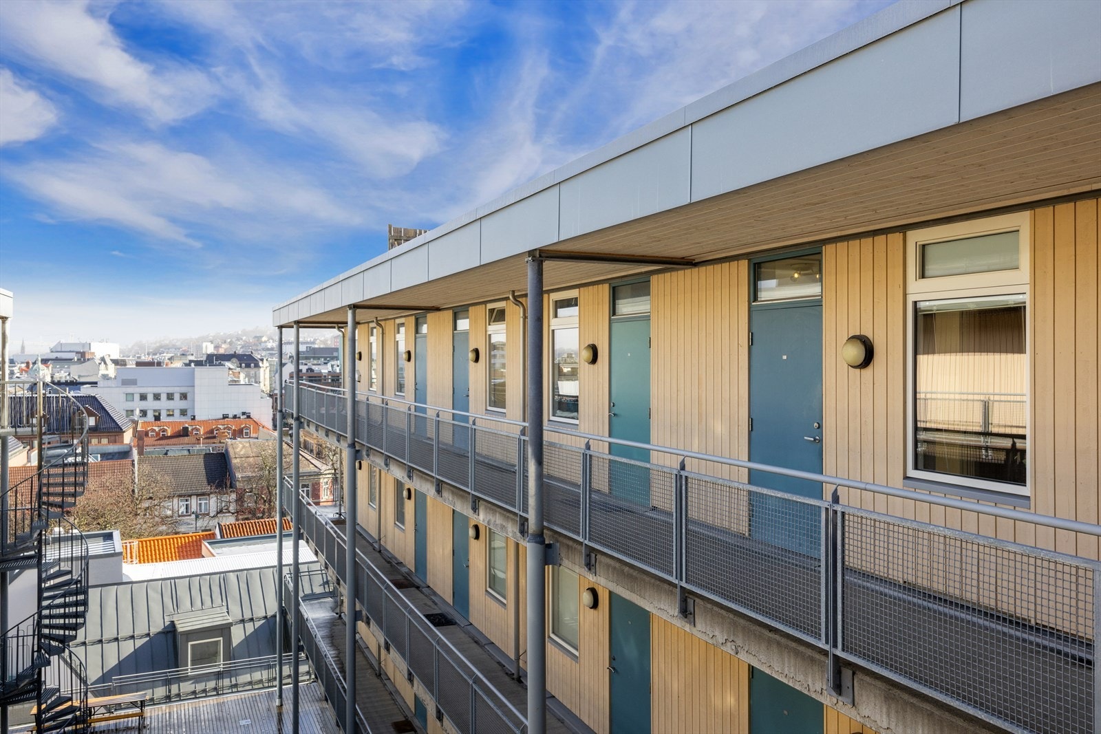 Beliggenheten er også svært gunstig for studenter, med gang- og sykkelavstand til bl.a. St. Olavs hospital, NTNU Gløshaugen, NTNU Kalvskinnet og BI. Galleribilde