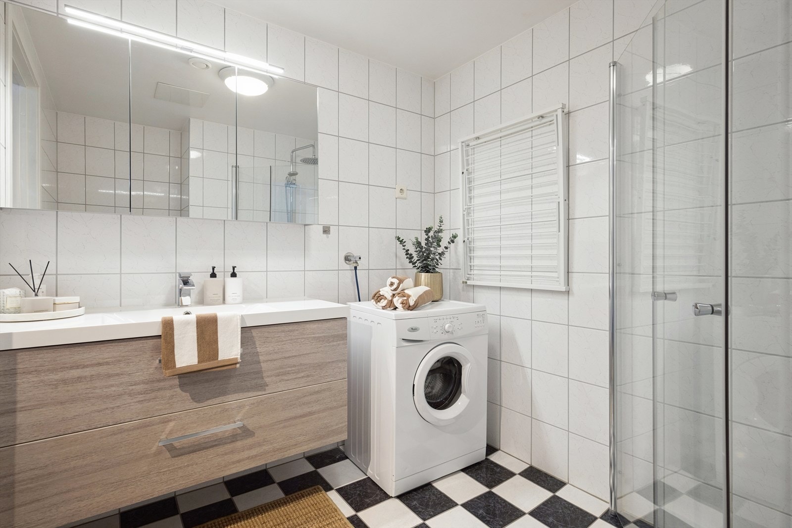 Rommet kombineres fint som vaskerom med opplegg til vaskemaskin. Galleribilde