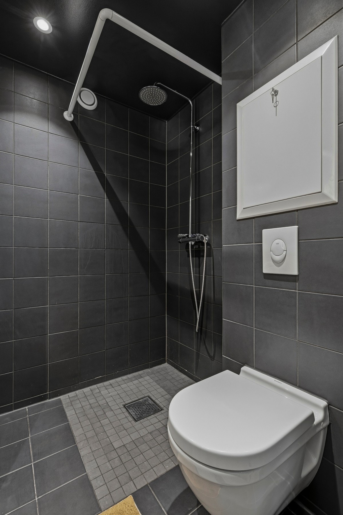 Ellers er rommet utstyrt med servant, vegghengt toalett, dusj på gulv og opplegg for vaskemaskin Galleribilde