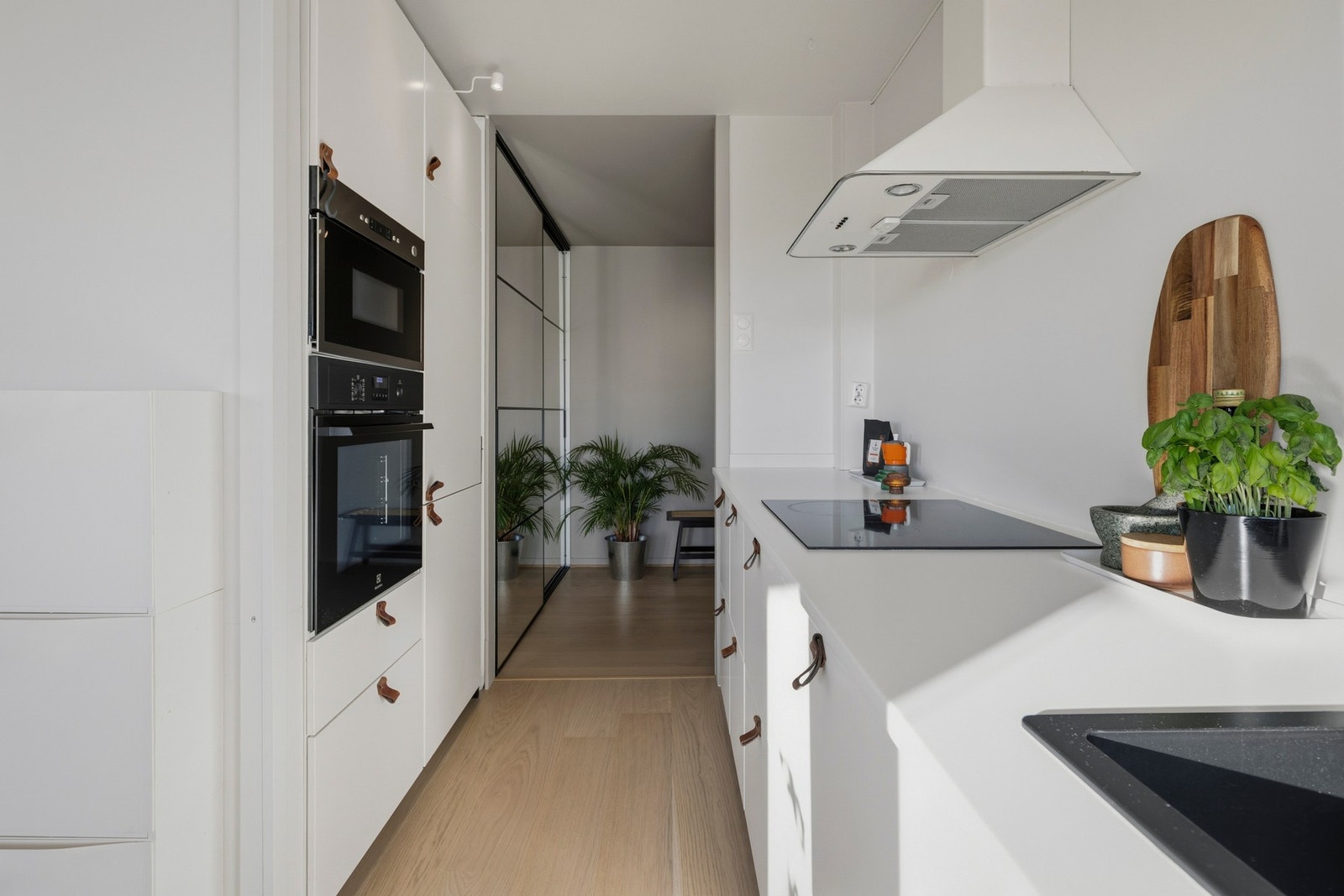 Hvitevarer som platetopp, stekeovn, mikro, kjøl/frys og oppvaskmaskin er integrert Galleribilde