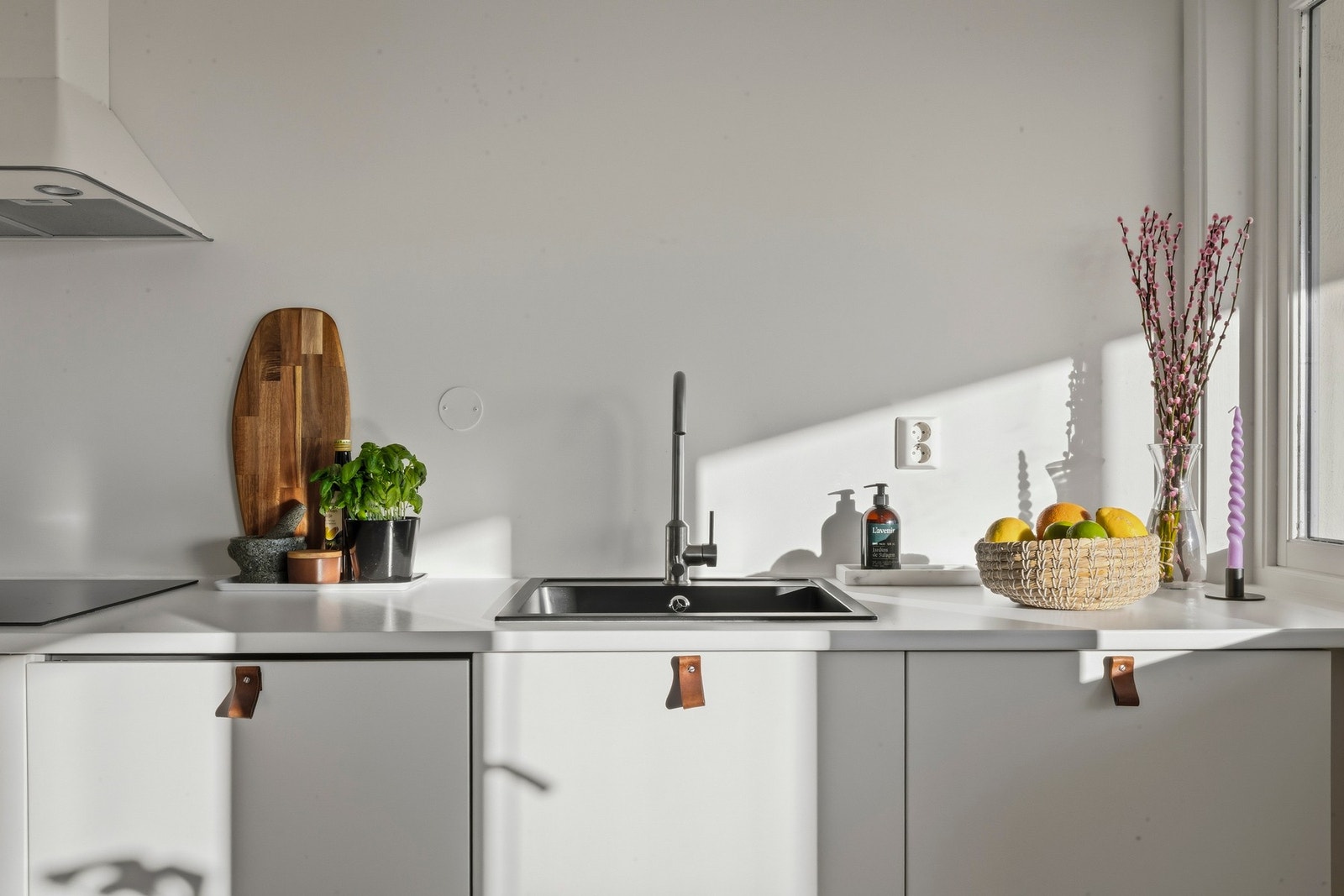 Innredningen har glatte fronter og benkeplate i laminat Galleribilde