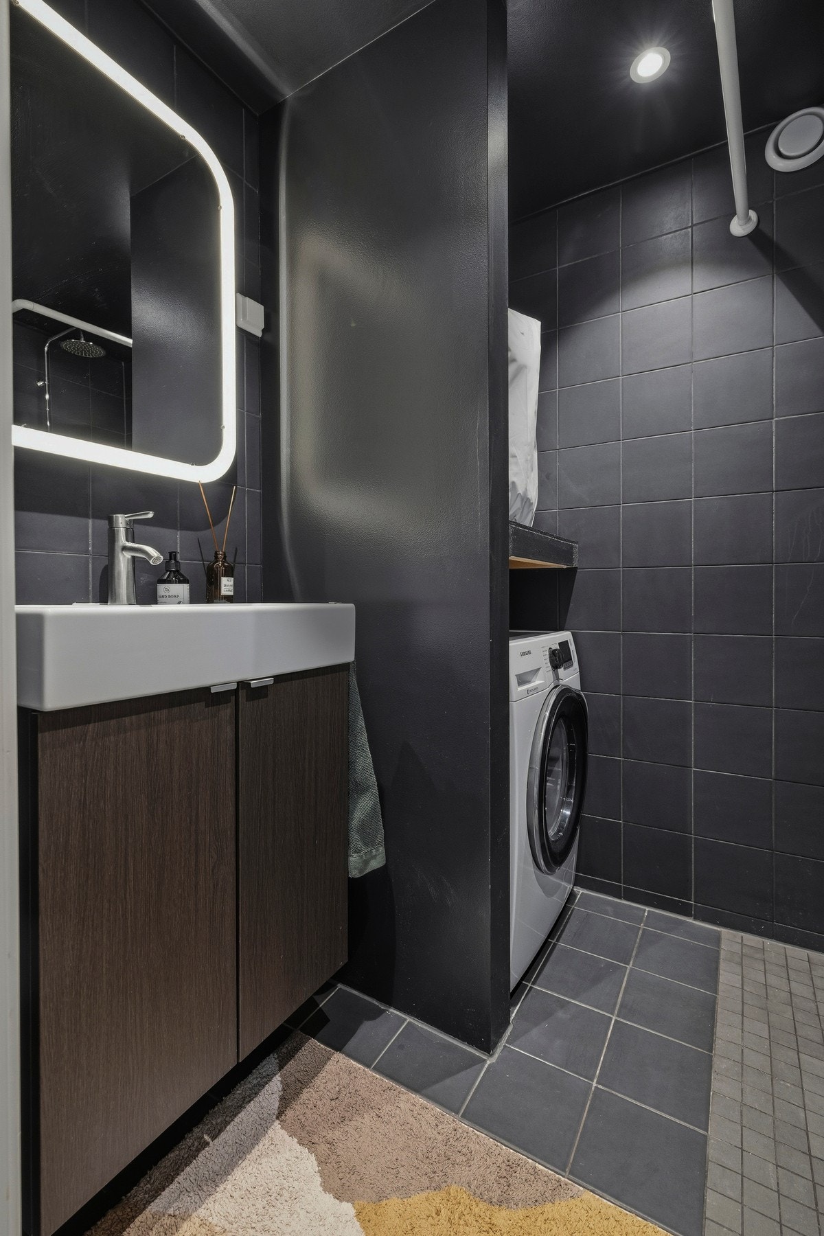 Badet fra 2015 er innredet med flislagte gulv og vegger, samt elektriske varmekabler Galleribilde