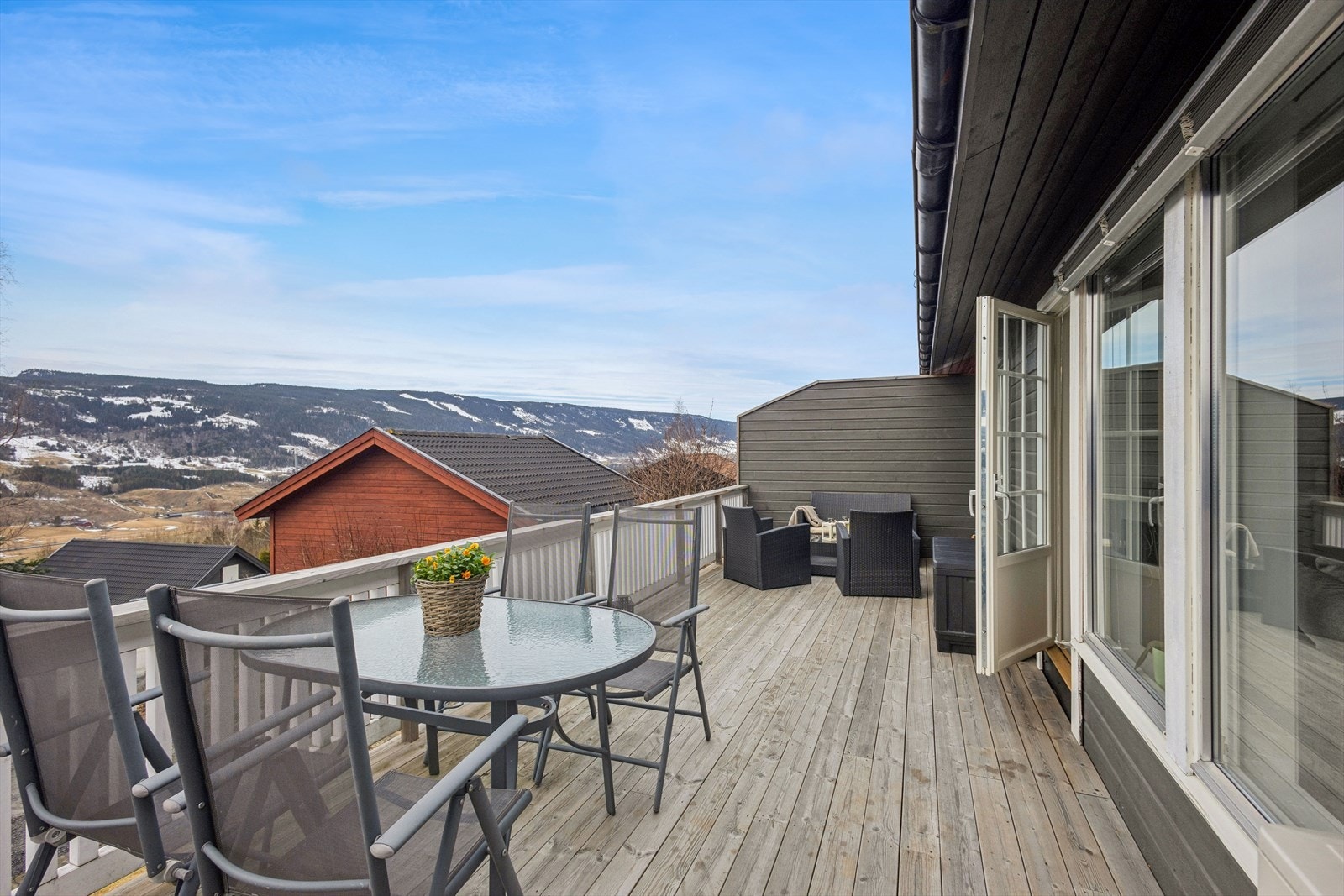 Terrassen byr på fin utsikt over nærområdet og det omkringliggende landskapet. Galleribilde