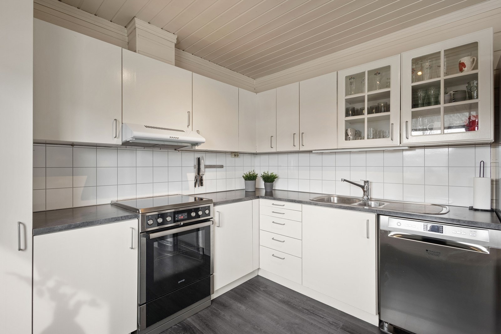 Over benkeplaten er det montert laminatplater og belysning. Galleribilde