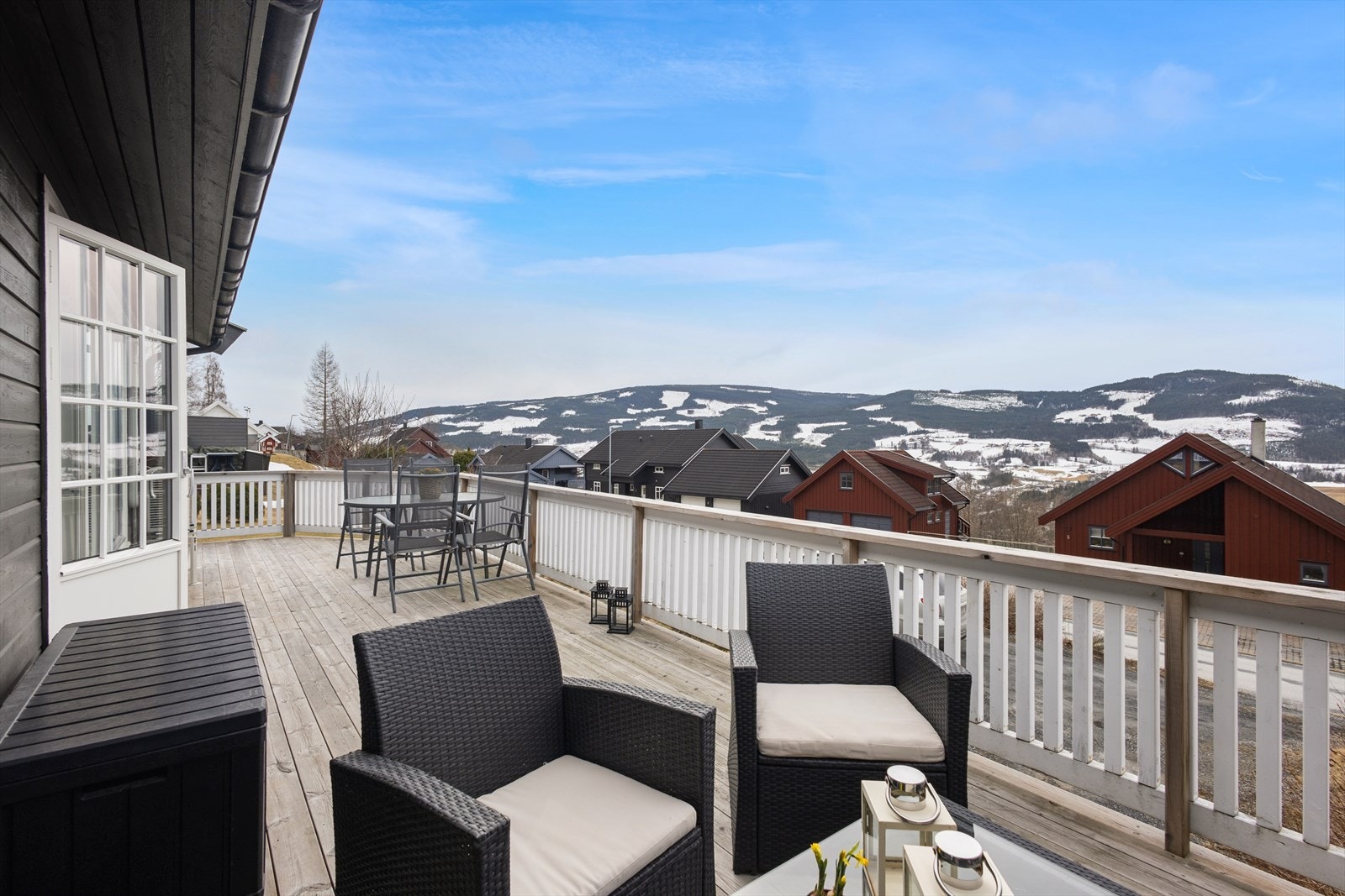 Fra stuen er det direkte utgang til en vestvendt terrasse på 32 m². Galleribilde