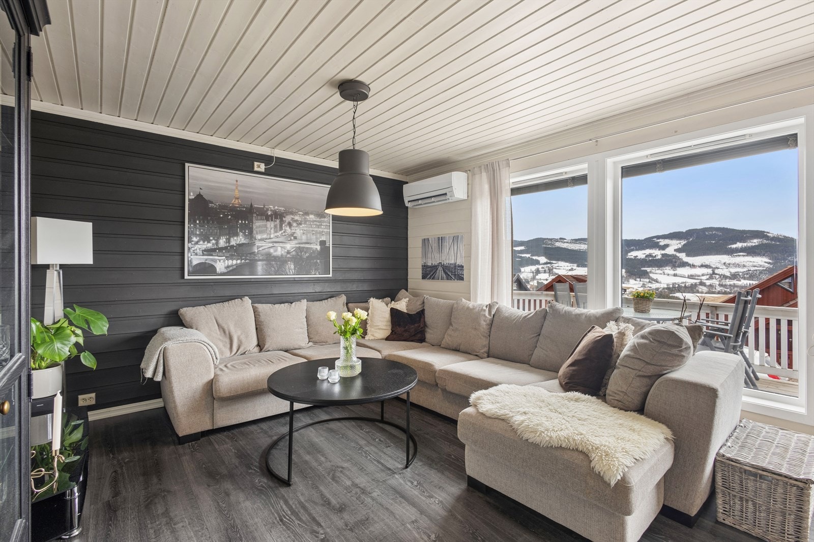 Stuen er romslig og møbleringsvennlig. Galleribilde