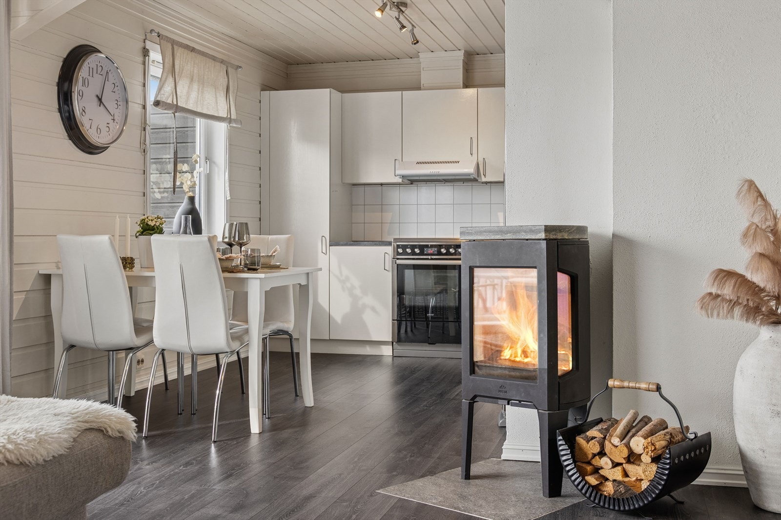 Kjøkkenet ligger i en åpen og sosial løsning mot stuen, men oppleves samtidig behagelig tilbaketrukket. Galleribilde