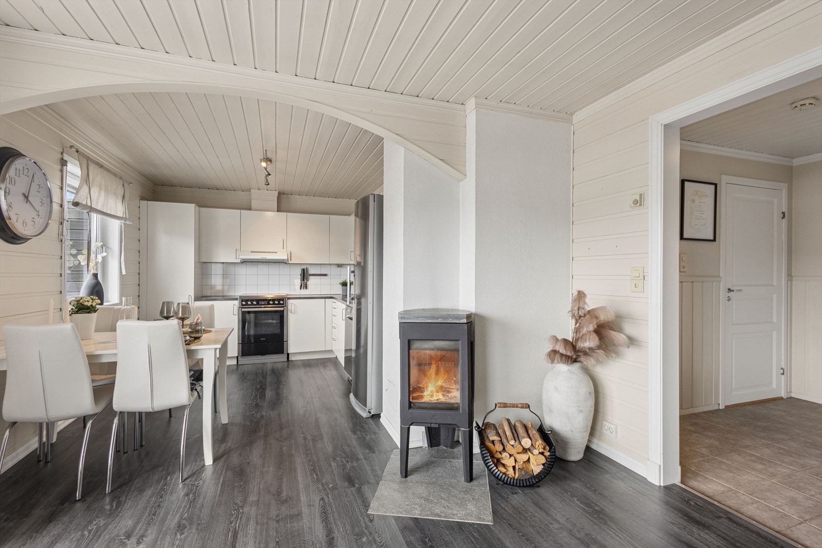 I stuen er det en stemningsfull peisovn og en effektiv varmepumpe som sikrer et behagelig inneklima året rundt. Galleribilde