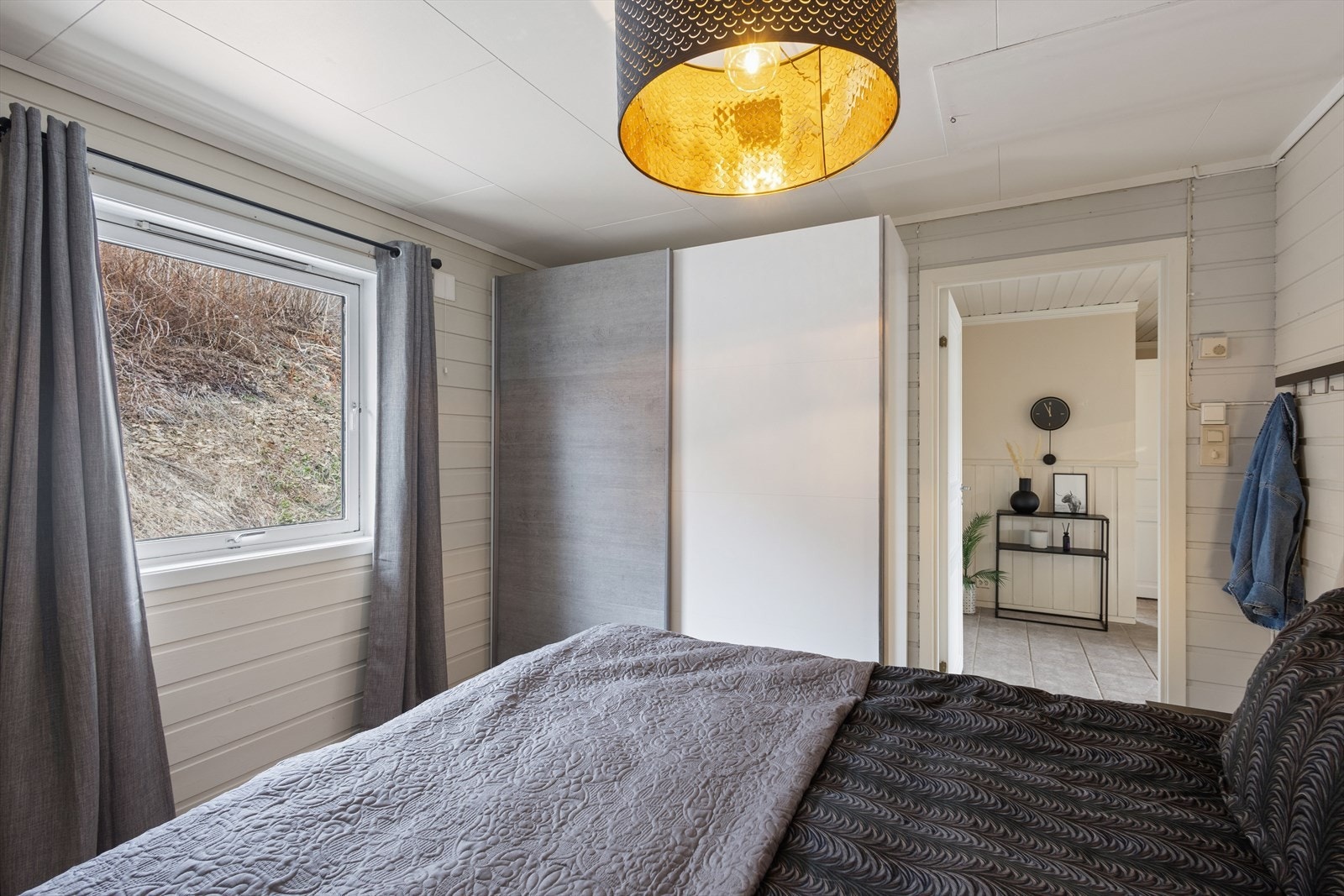 Hovedsoverommet har oppbevaring i skyvedørsgarderobe. Galleribilde