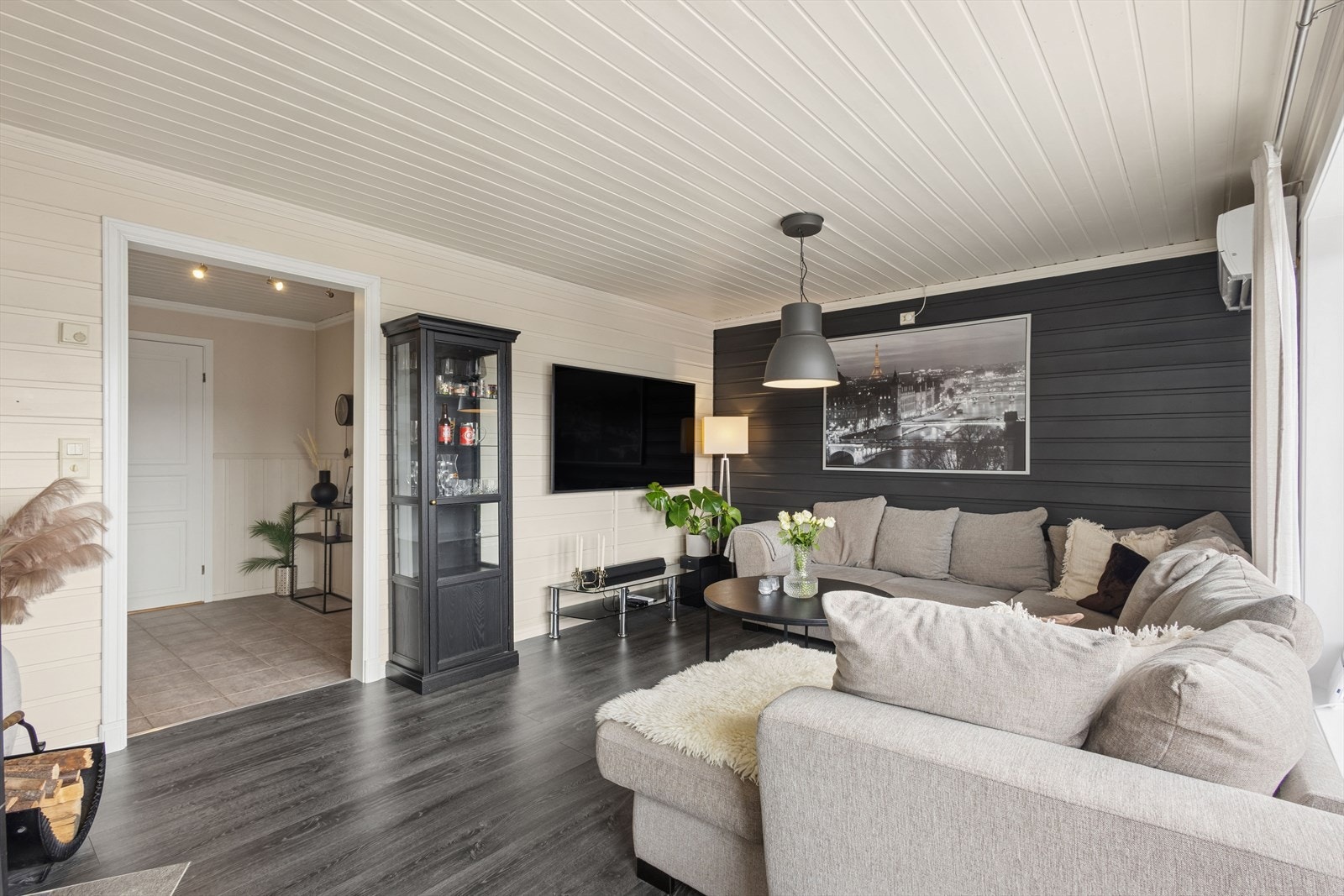 Den åpne løsningen gir fleksible innredningsvalg, og rommet kan enkelt tilpasses ulike behov og livsstiler. Galleribilde