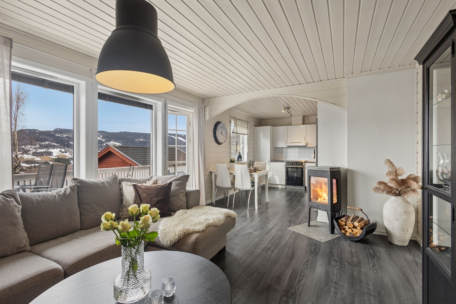 Store vindusflater slipper inn rikelig med naturlig lys og skaper en lys og luftig romfølelse. Galleribilde