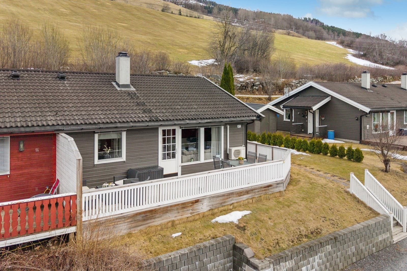 Homlevegen 6B er en halvpart av en tomannsbolig beliggende ovenfor Segalstad Bru. Galleribilde