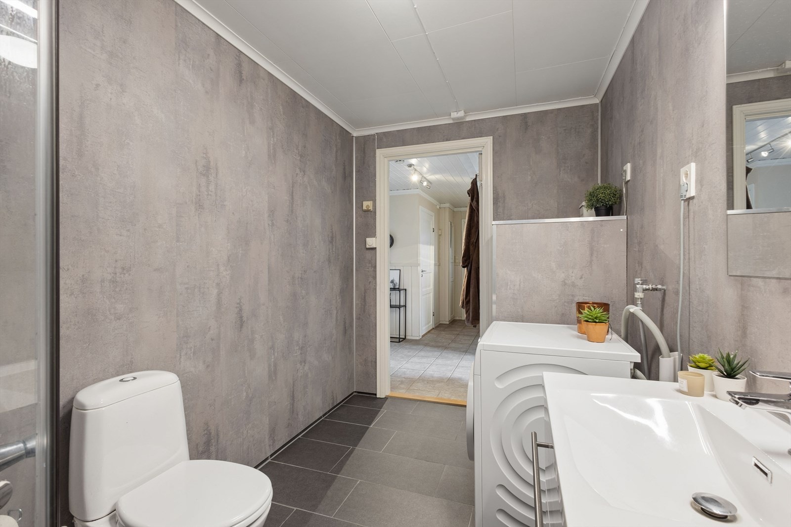 Badet har baderomsplater på veggene og flislagt gulv med behagelig varme. Galleribilde