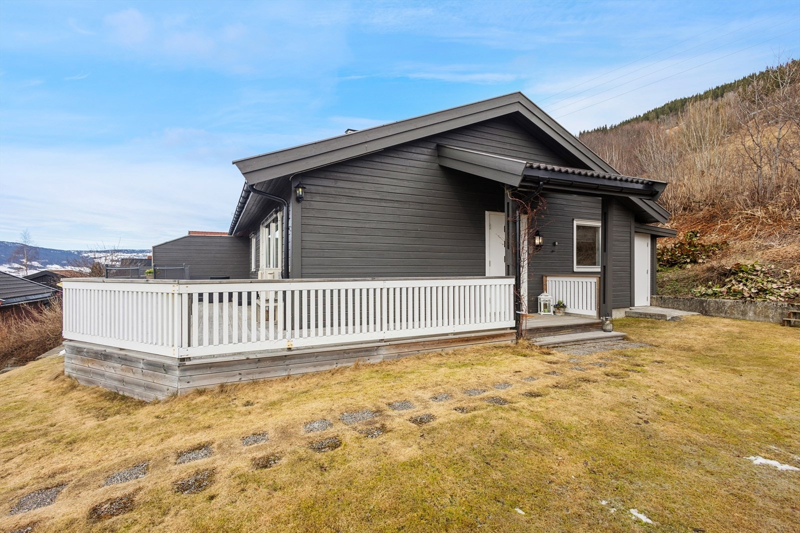 Tomten er enkel å vedlikeholde, samtidig som den gir god plass til lek, hagebruk eller avslapning. Galleribilde